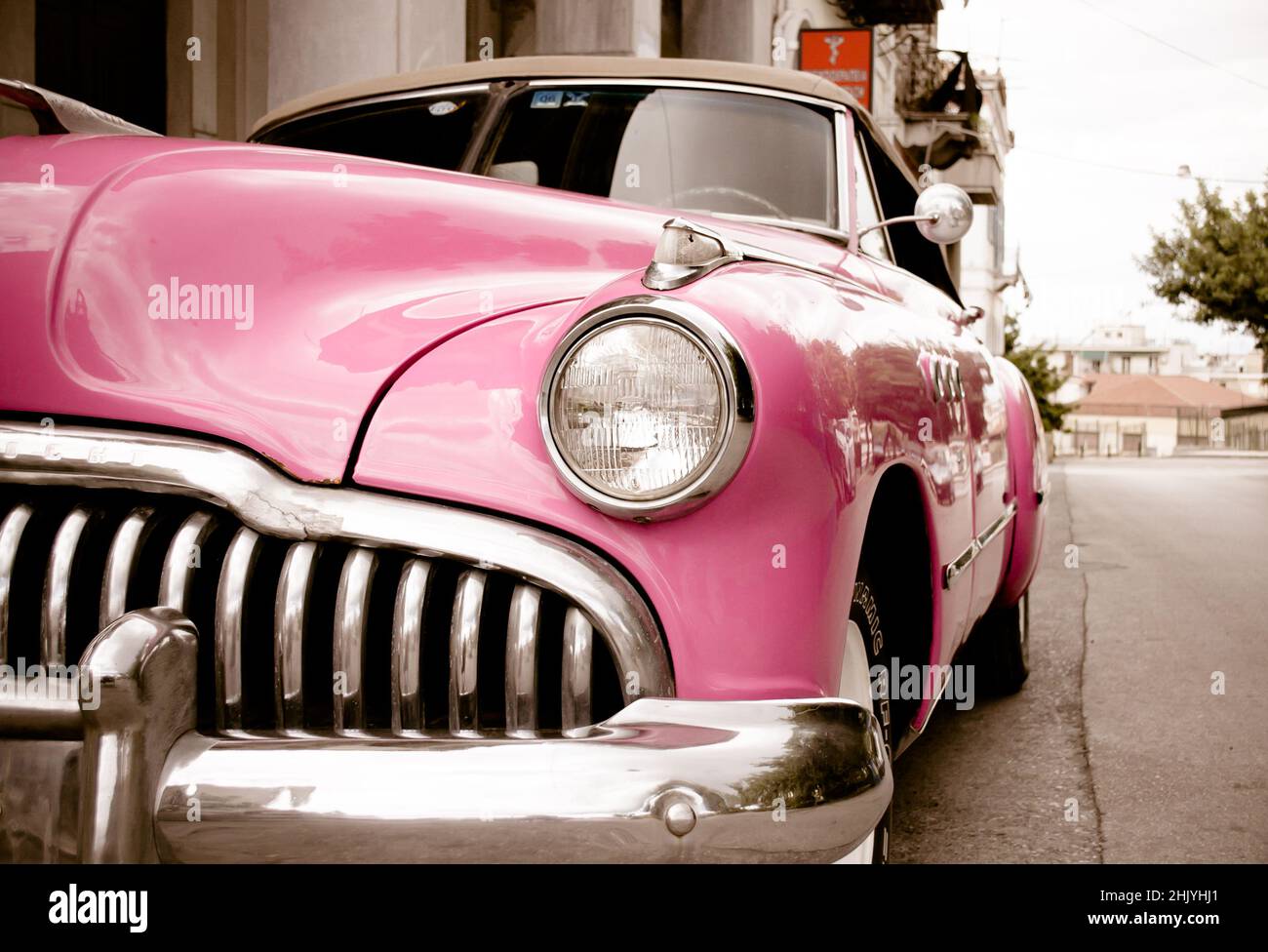 Pink Vintage Antique Car parkte neben der Straße in der Altstadt von Patras, Westgriechenland. Buick Super Cabrio Limousine Illustration Art. Stockfoto