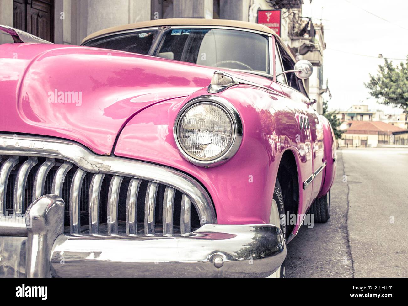 Pink Vintage Antique Car. Buick Super Cabrio Limousine parkte neben der Straße in einem alten Viertel von Patras, Griechenland Stockfoto