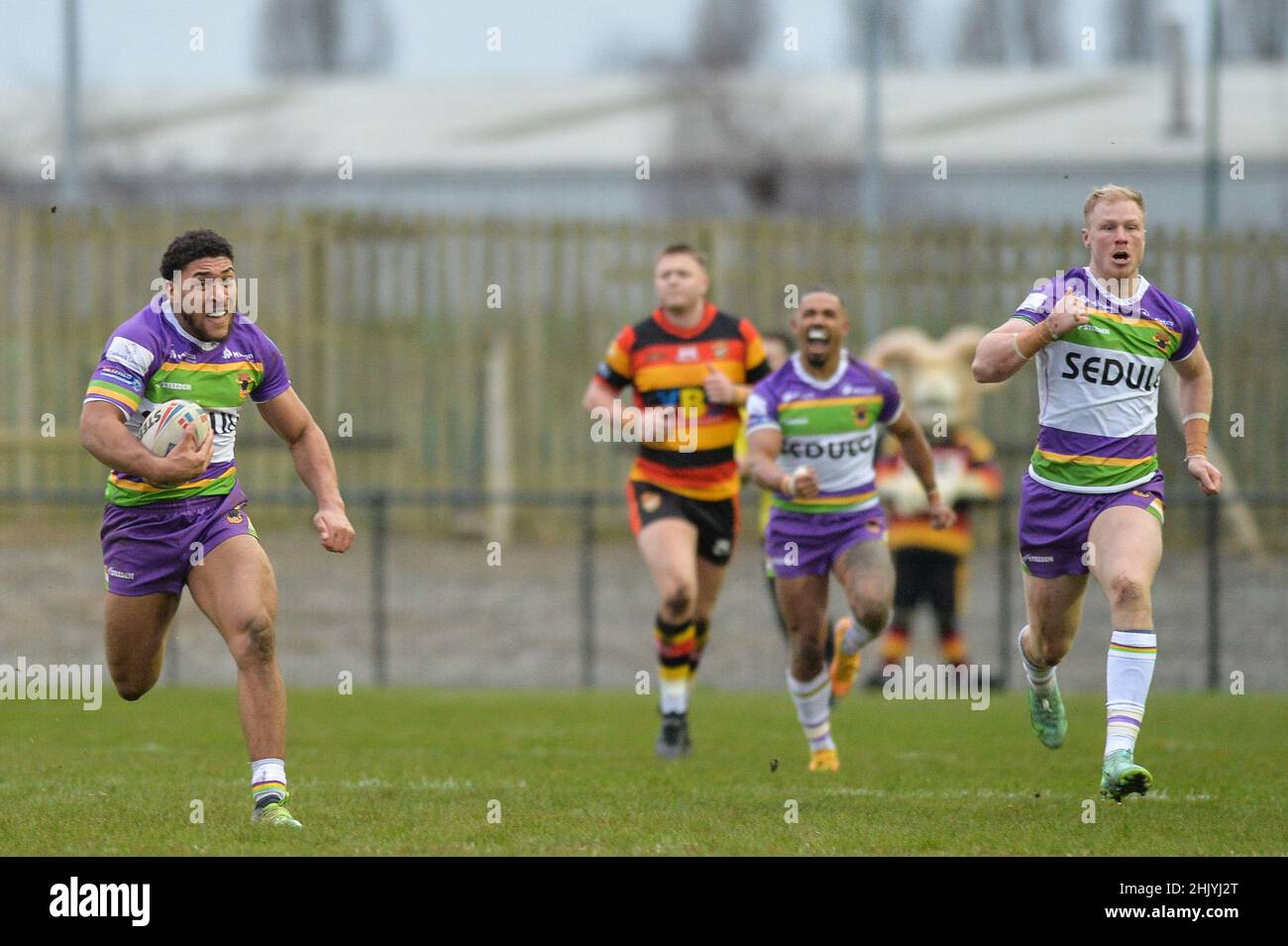 Dewsbury, England - 30. Januar 2022 - AJ Wallace von Bradford Bulls macht während der Rugby League Betfred Championship Runde 1 eine Pause Dewsbury Rams vs Bradford Bulls im Tetley Stadium, Dewsbury, Großbritannien Dean Williams Stockfoto