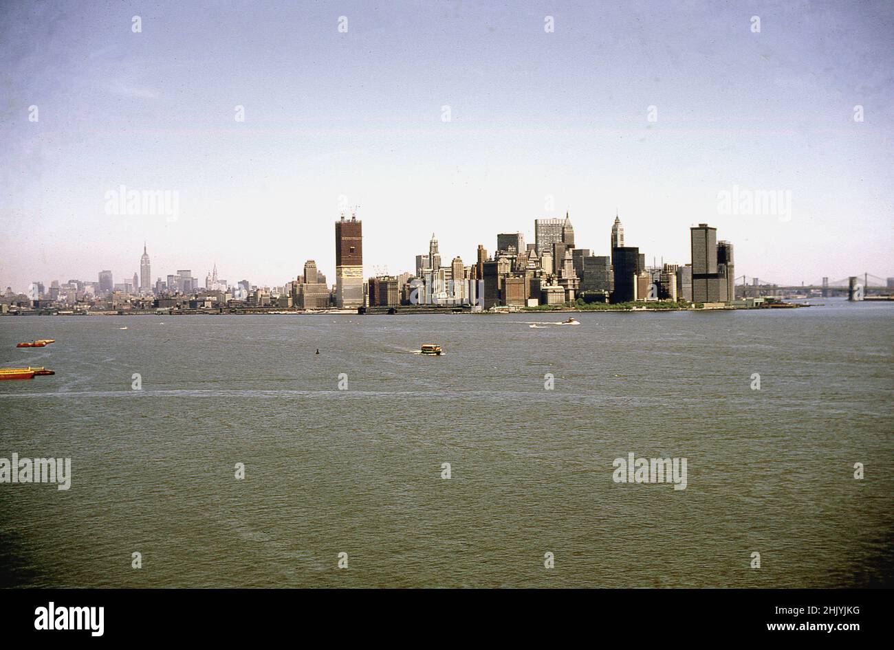 1960s, historische Ansicht des Stadtteils Manhattan, New York, von der Upper New York Bay aus gesehen, wo Hudson River und East River verschmelzen. Die vom Harlem River auf der Nordseite umgrenzte Insel Manhattan ist eines der weltweit führenden Handels- und Finanzzentren, berühmt für ihre Wolkenkratzer und die ikonische Skyline. Stockfoto