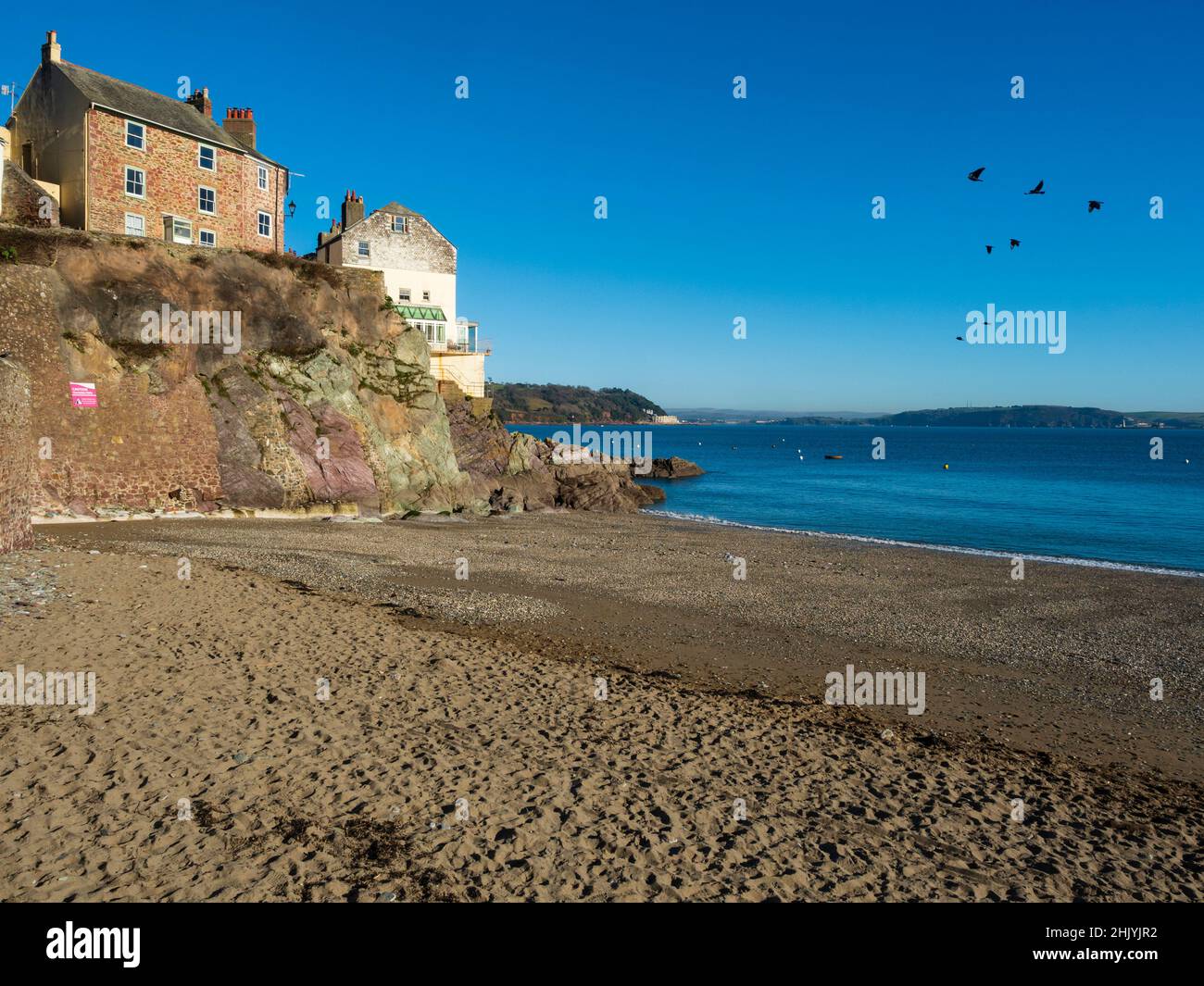 Cawsand, Cornwall, Strand- und Clifftop-Häuser am Rande des Plymouth Sound bei hellem Wintersonnenlicht Stockfoto