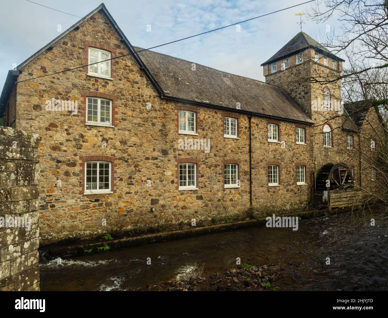 Außenansicht der viktorianischen Riverside Mill, Bovey Tracey, Devon, mit Wasserrad. Das Gebäude aus dem Jahr 1854 ist jetzt das Make Southwest Craft Center Stockfoto