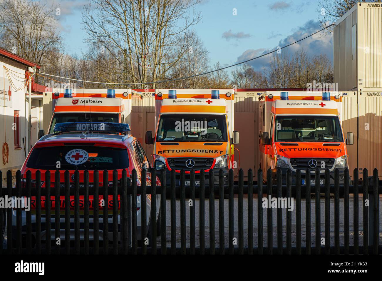 Vier medizinische Rettungsfahrzeuge auf einem Parkplatz des Deutschen Roten Kreuzes warten auf ihre Mission. Stockfoto