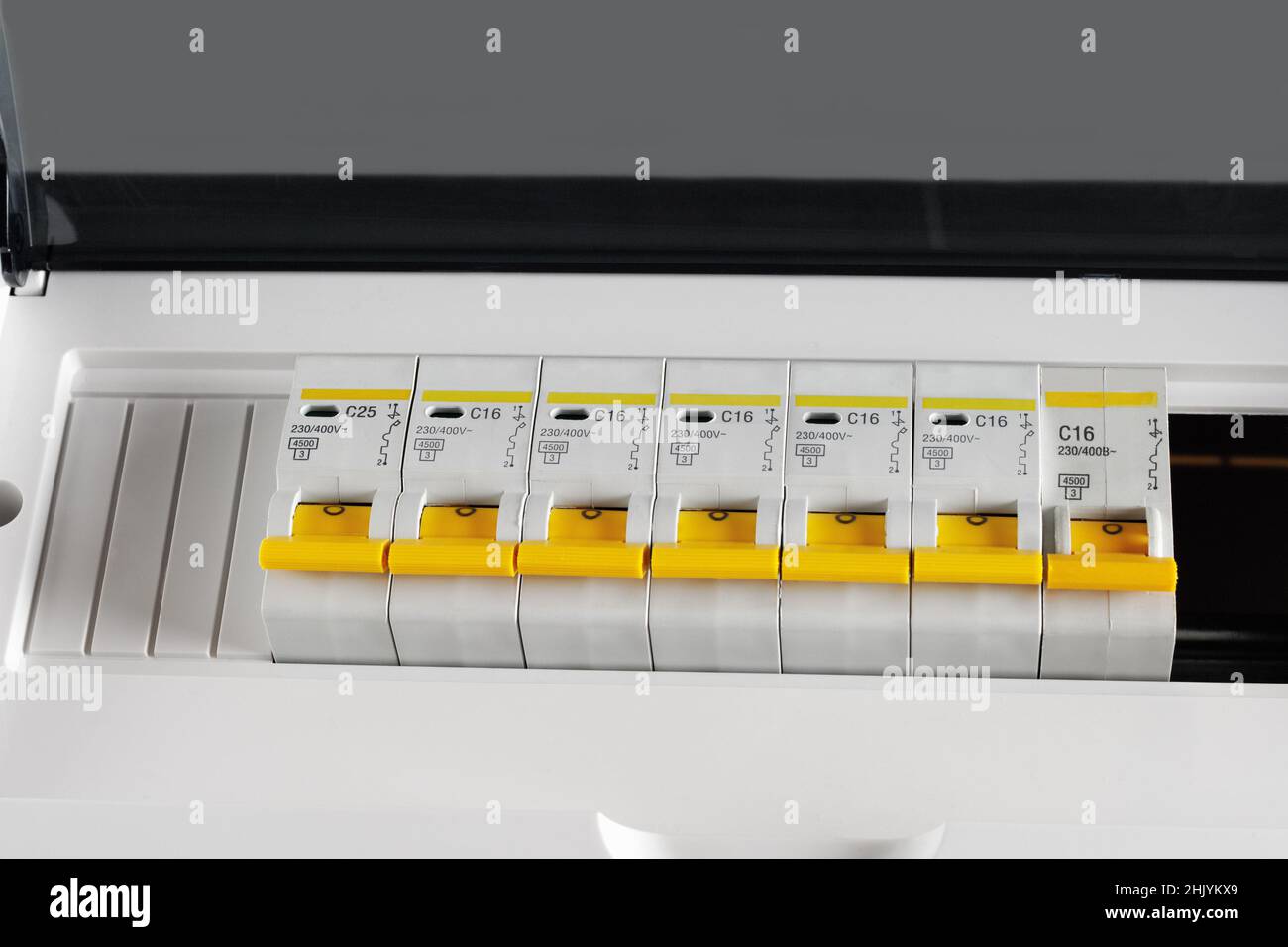 Schutzschalter. Kunststoffverteilungsplatine. Elektroplatine. Stockfoto