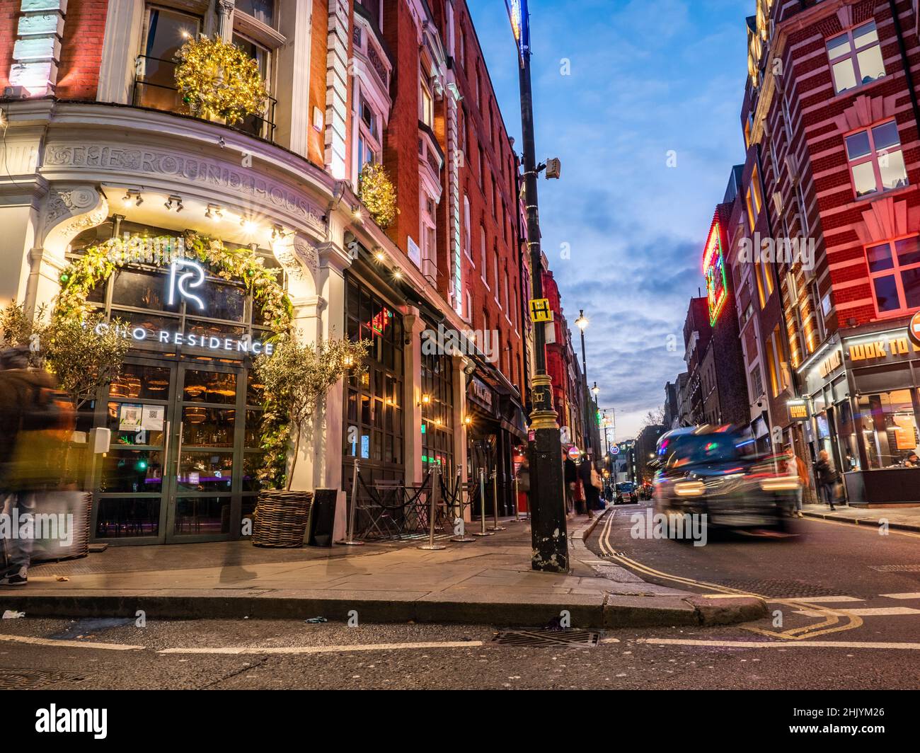 Soho, London. Blick in die Dämmerung auf das ehemalige Rotlichtviertel im Zentrum von London, das heute besser für seine Bars, Restaurants und das Nachtleben bekannt ist. Stockfoto