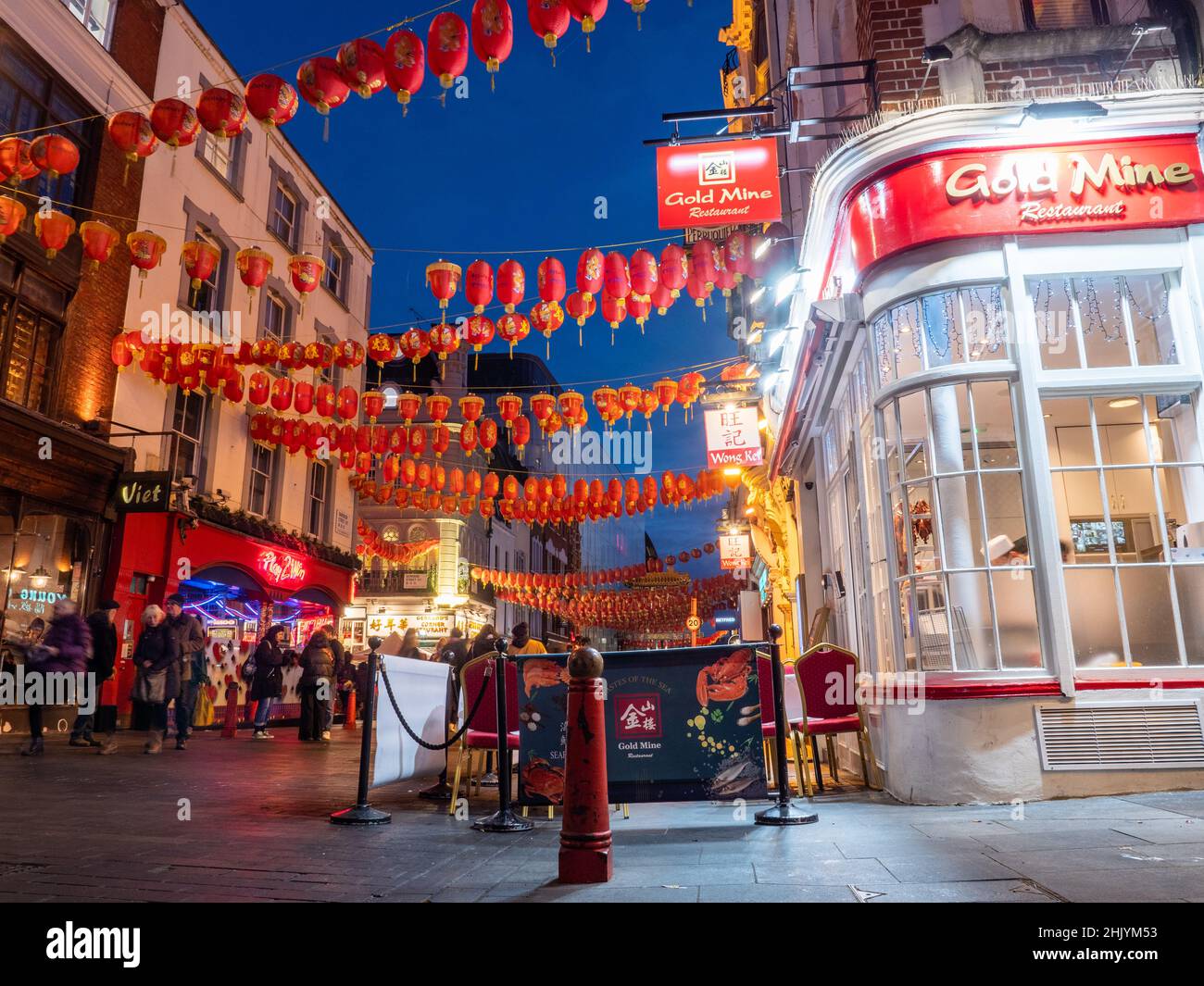 China Town, London. Ein Blick auf das geschäftige und beliebte asiatische Viertel voller Geschäfte, Restaurants und Touristen. Stockfoto