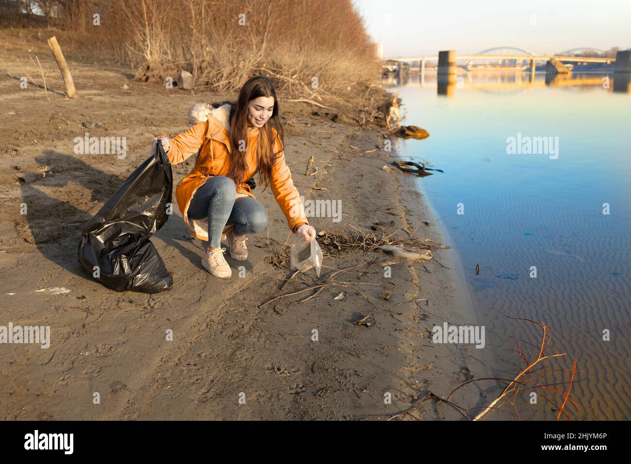 Freiwillige Abholung der Müll vom Strand Stockfoto