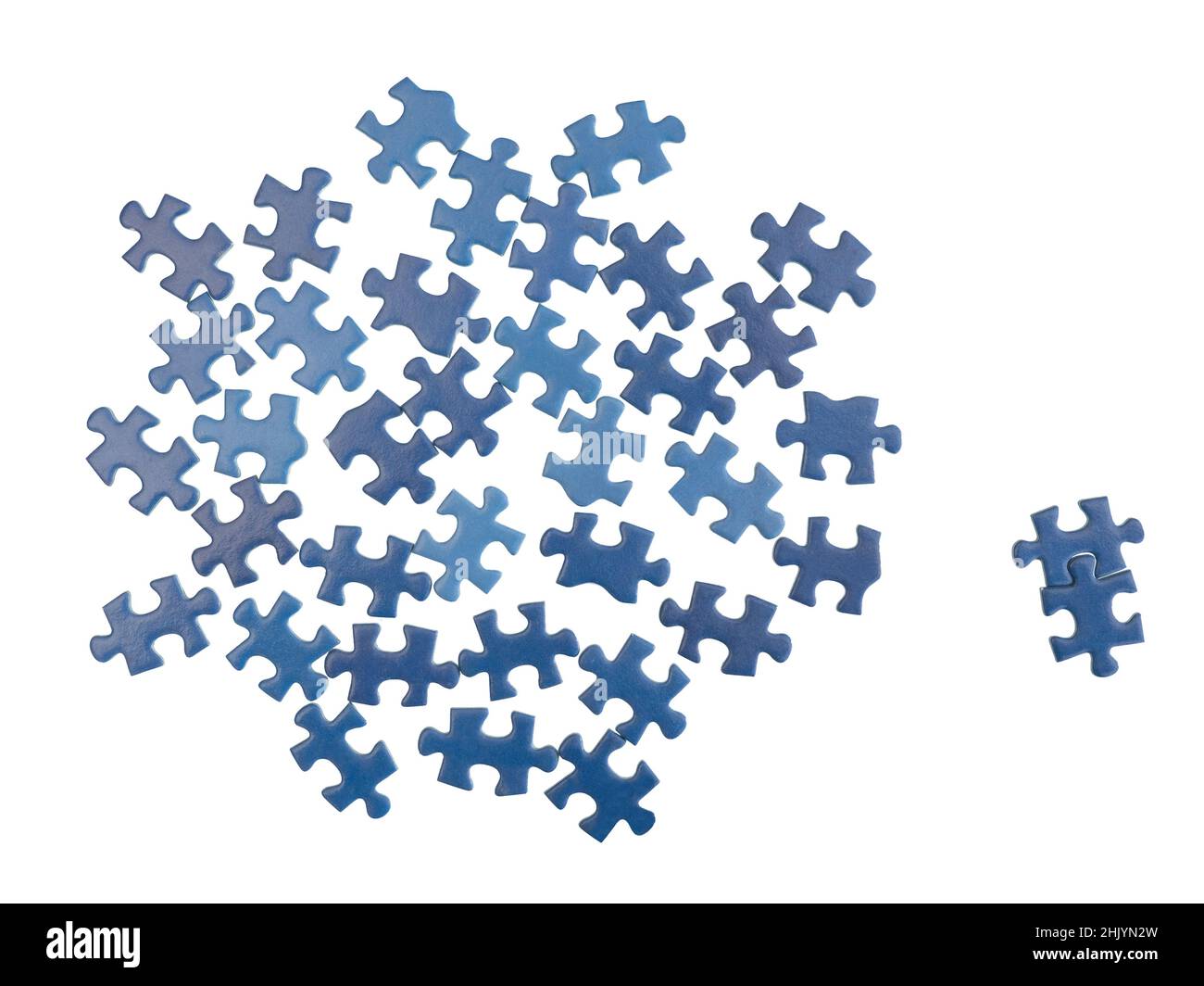 Blaue Puzzle-Stücke auf weißem Hintergrund isoliert. Geschäft oder Liebe Problem Konzept oder Metapher. Stockfoto