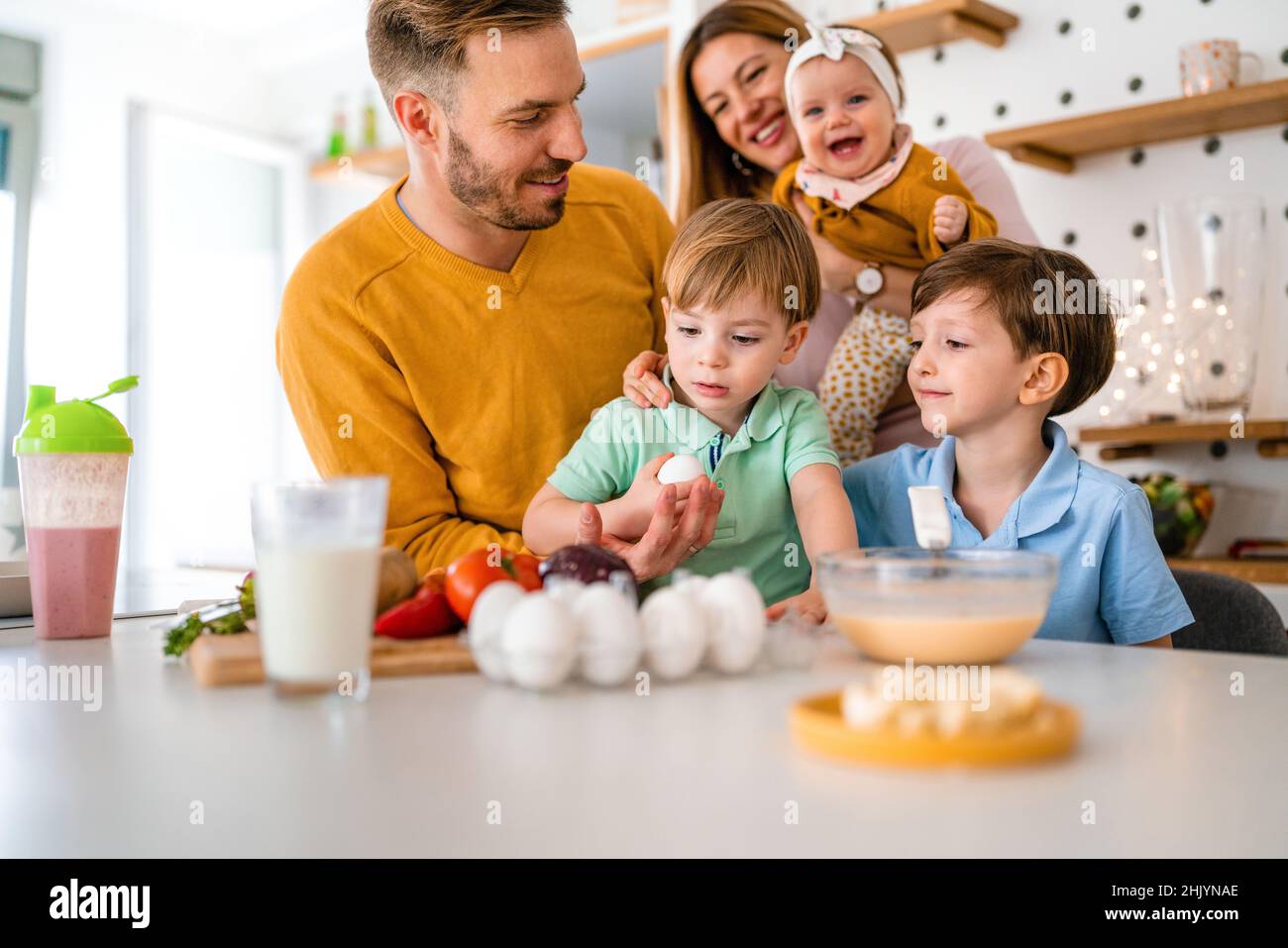 Glückliche Familie in der Küche Spaß und Kochen zusammen Stockfoto