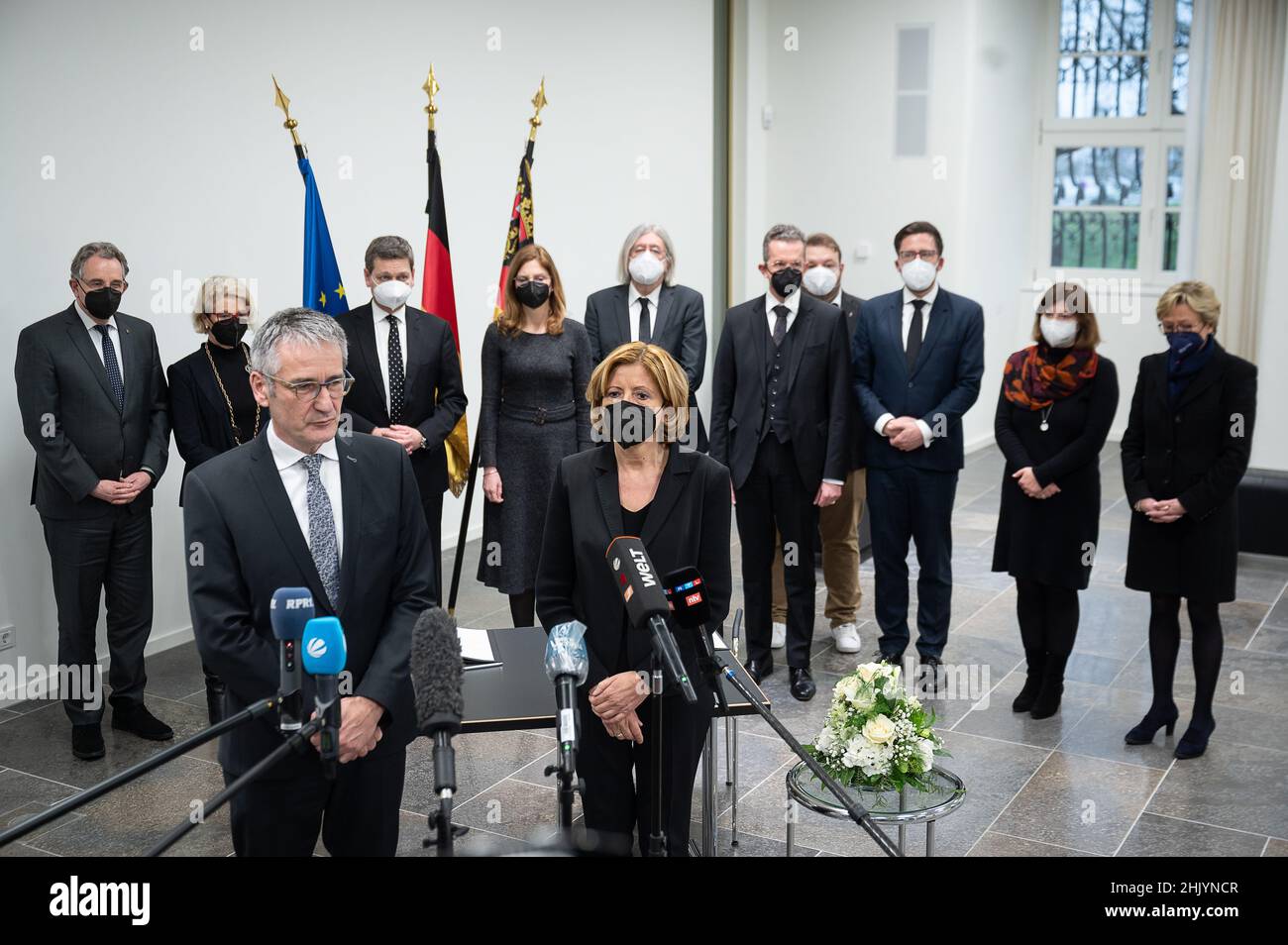 Mainz, Deutschland. 01st. Februar 2022. Hendrik Hering (SPD), Präsident des Landtags von Rheinland-Pfalz, spricht vor der Ernennung zur Unterzeichnung des Beileidsbuches für die beiden am Vortag getöteten Polizisten gemeinsam mit dem Rheinland-pfälzischen Ministerpräsidenten Malu Dreyer (SPD) zu den Medien. Am 31. Januar wurden eine Polizistin und ein Polizist auf der Kreisstraße 22 bei einer Verkehrskontrolle getötet. Quelle: Sebastian Gollnow/dpa/Alamy Live News Stockfoto