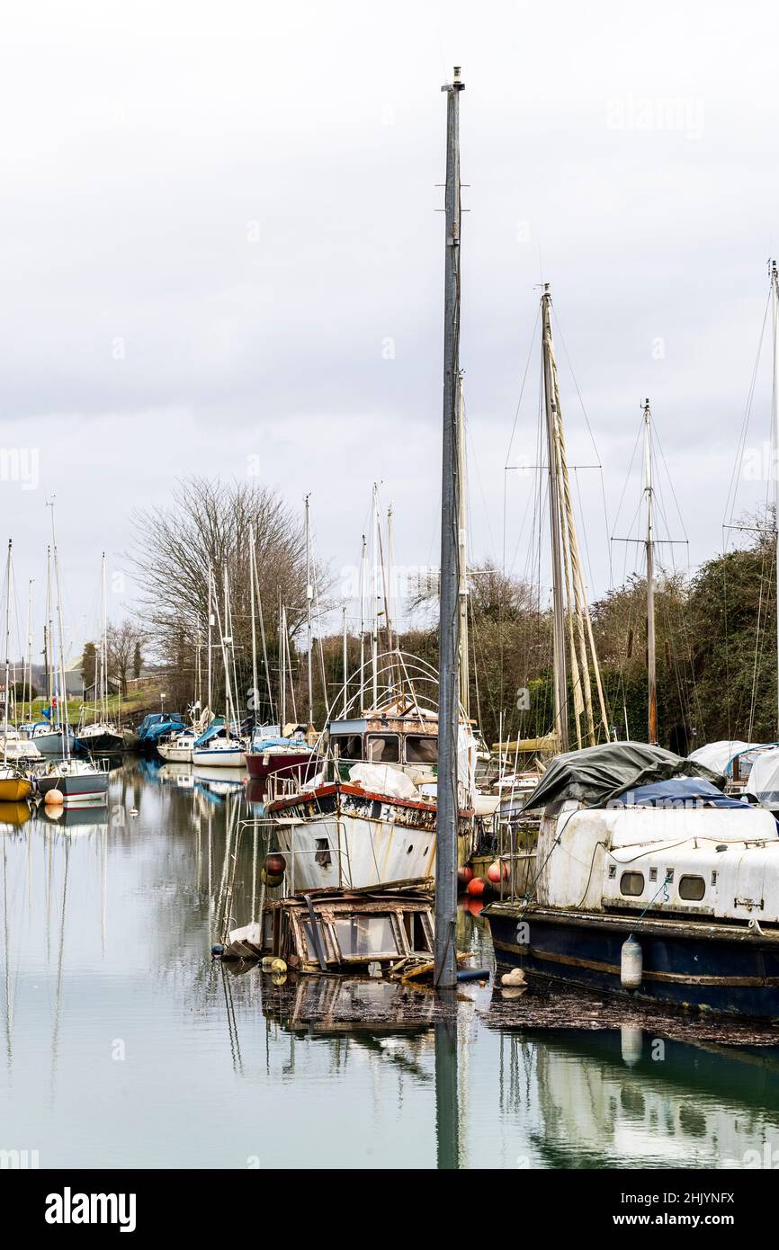 Ein verlassene Segelschiff sinkt in der Marina bei Lydney. Lydney Harbour. Stockfoto