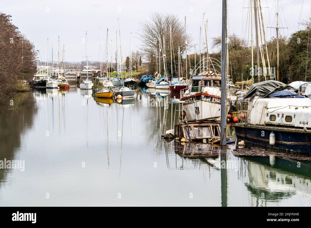Ein verlassene Segelschiff sinkt in der Marina bei Lydney. Lydney Harbour. Stockfoto