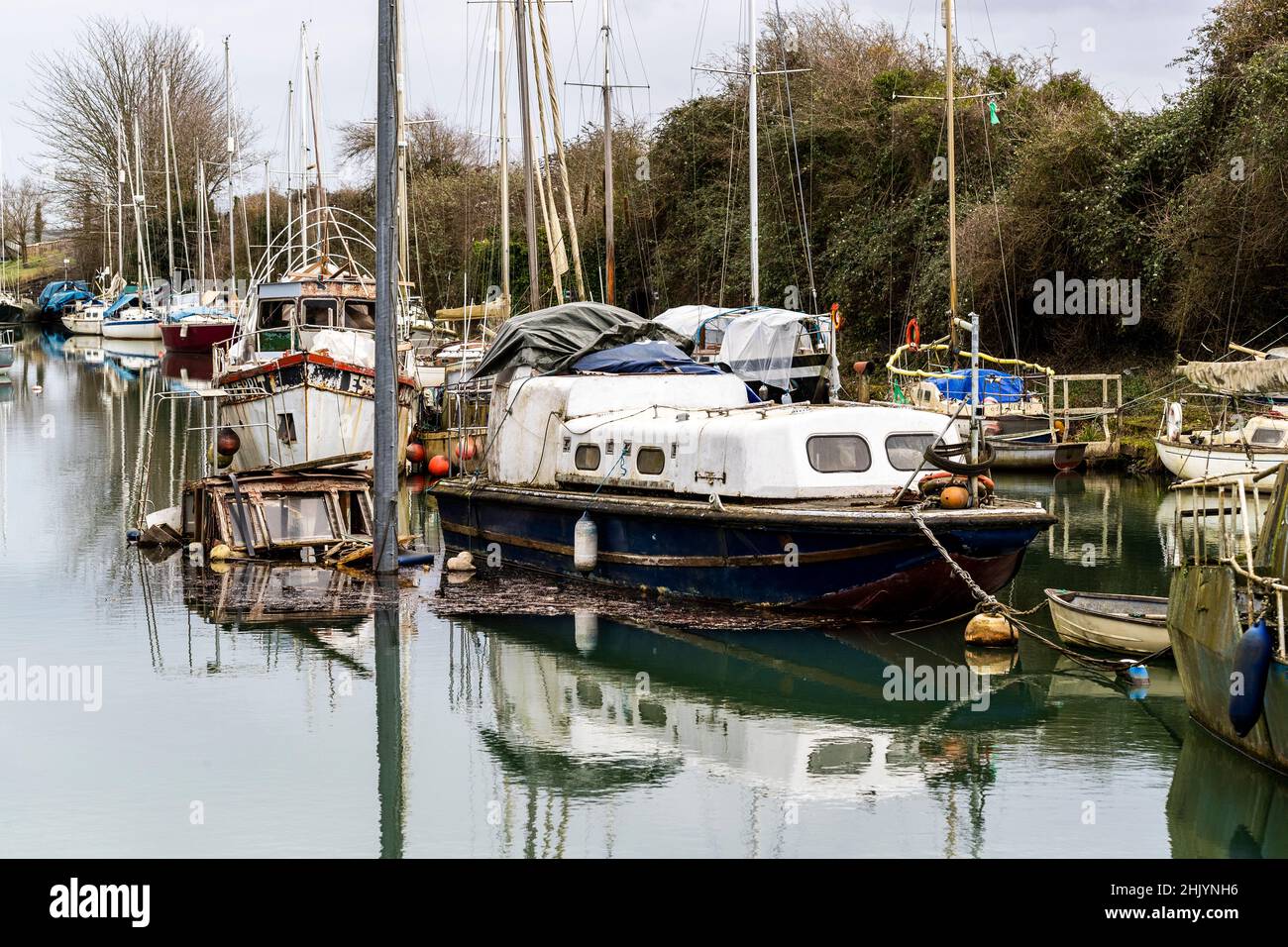 Ein verlassene Segelschiff sinkt in der Marina bei Lydney. Lydney Harbour. Stockfoto