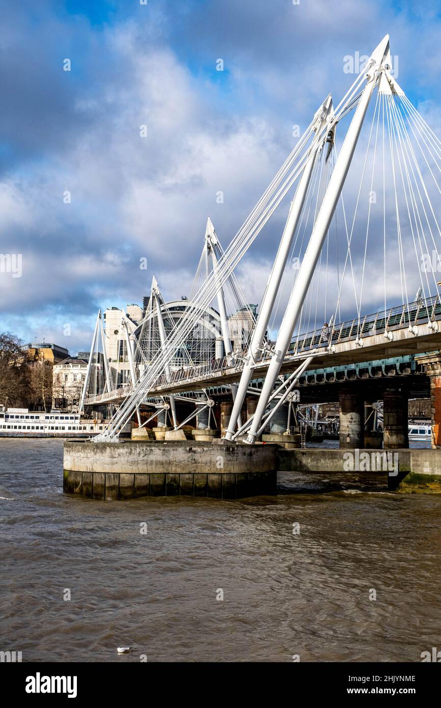 London England Großbritannien, 29. Januar 2022, Steel Support Structure Golden Jubilee Bridge Fußgängerüberweg über die Themse Stockfoto