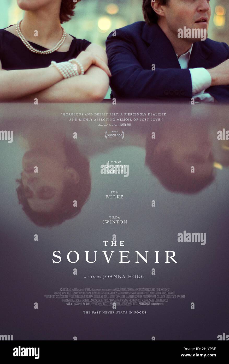 The Souvenir (2019) unter der Regie von Joanna Hogg mit Neil Young, Tosin Cole und Jack McMullen. Ein junger Filmstudent Anfang 80s wird romantisch mit einem komplizierten und nicht vertrauenswürdigen Mann verwickelt. Stockfoto