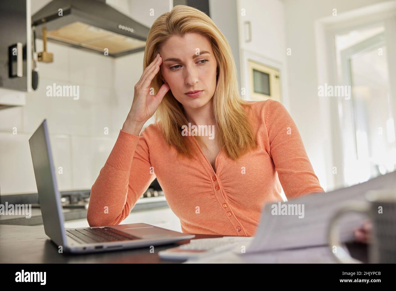 Frau Mit Laptop Zu Hause Suchen Besorgt Über Haushaltsrechnungen Stockfoto