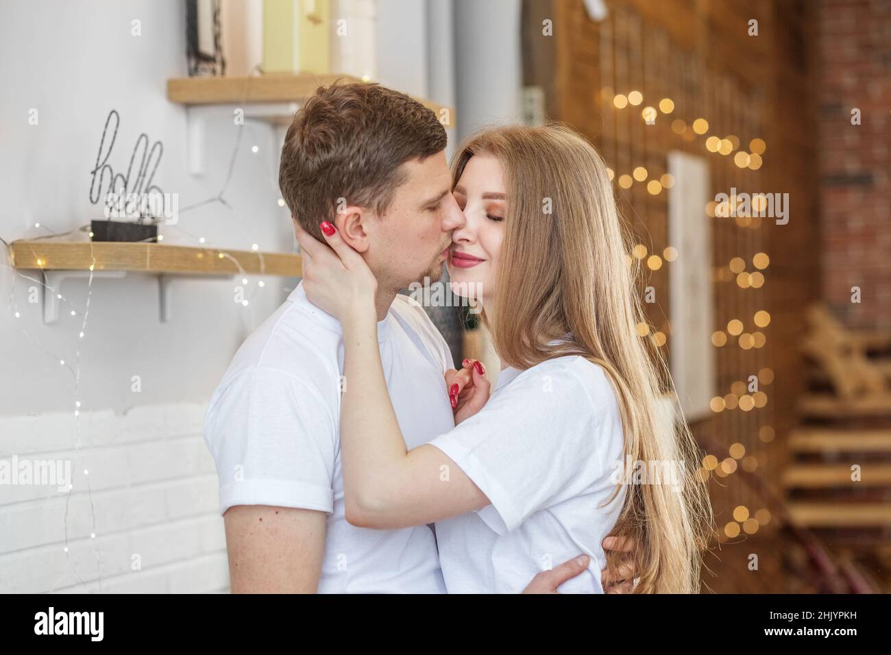 Junges Paar, das am Valentinstag Zeit zusammen verbringt. Stockfoto