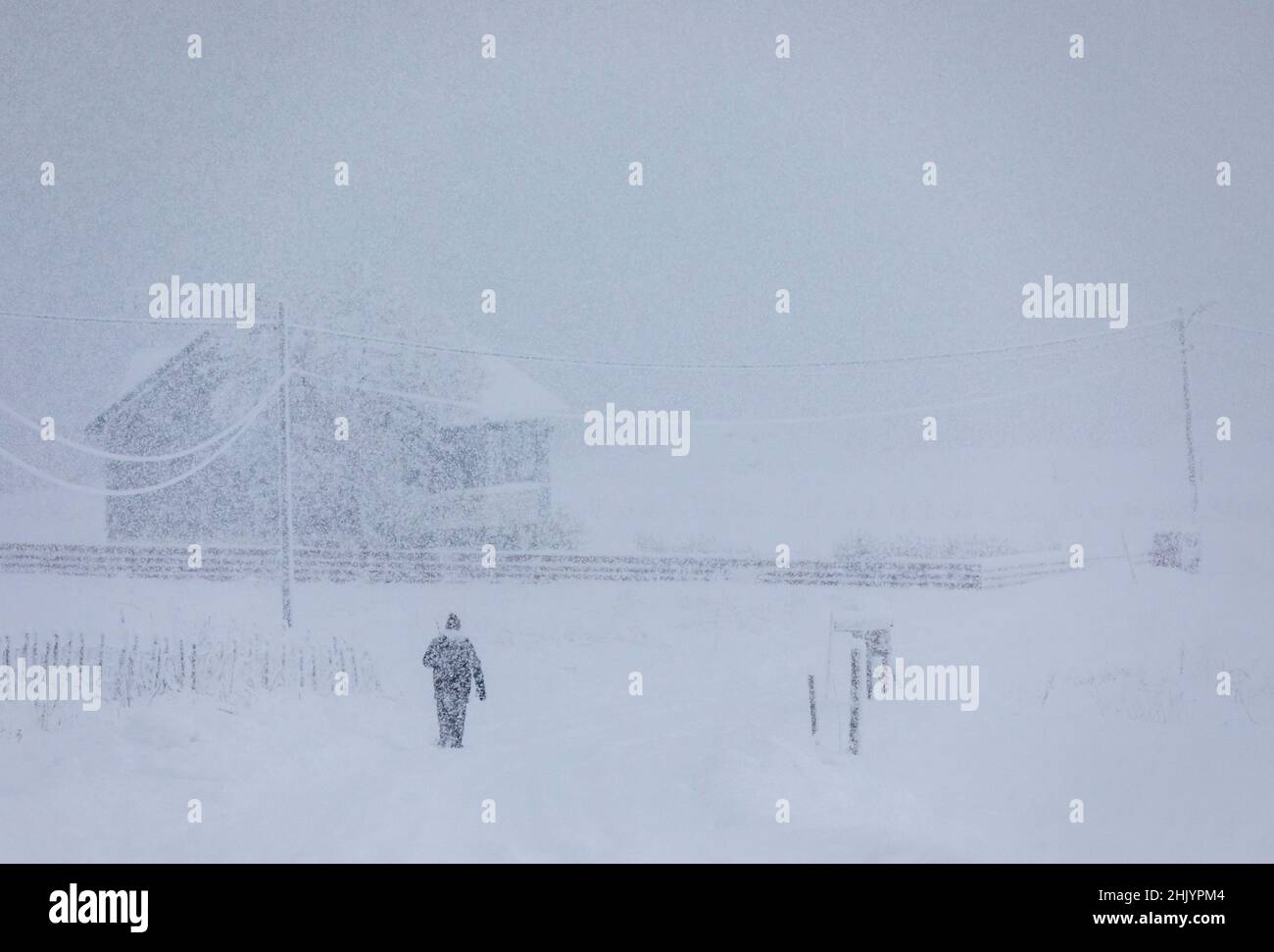 Person, die während des Schnees im Tiefschnee läuft Stockfoto