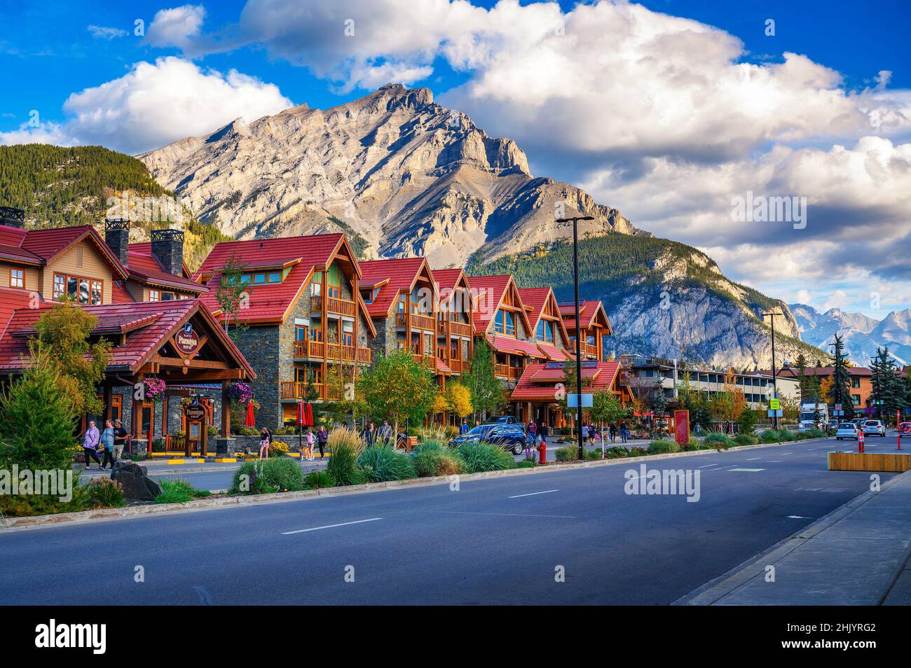Blick auf die Straße der berühmten Banff Avenue in Banff, Kanada Stockfoto