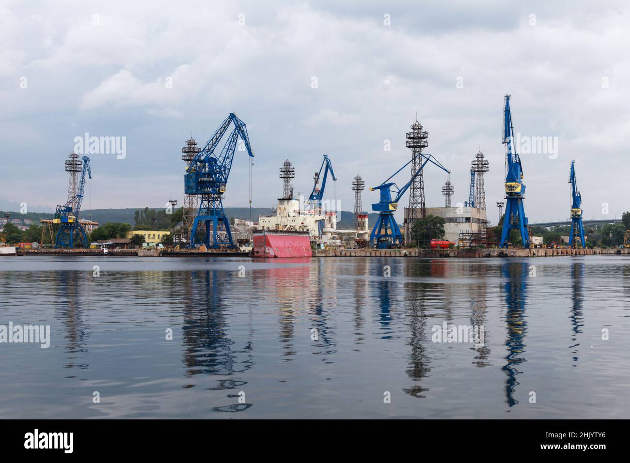 Hafenkrane und Schiffe, Sommeransicht des Hafens von Varna, Bulgarien Stockfoto