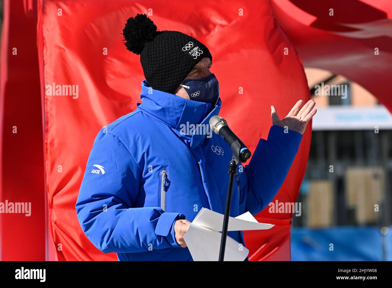 (220201) -- PEKING, 1. Februar 2022 (Xinhua) -- der Präsident des Internationalen Olympischen Komitees (IOC) Thomas Bach hält eine Rede während der Olympischen Waffenstillstandszeremonie im Olympischen Dorf für die Olympischen Winterspiele 2022 in Peking, der Hauptstadt Chinas, am 1. Februar 2022. Der olympische Waffenstillstand Mural wurde am Dienstag enthüllt. (Wang Zhao/AFP/Pool über Xinhua) Stockfoto