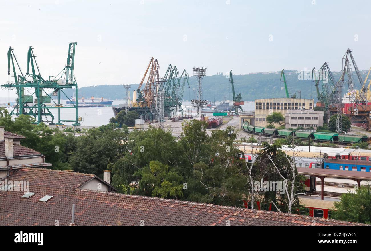 Hafenkrane und Gebäude, Sommeransicht des Hafens von Varna, Bulgarien Stockfoto