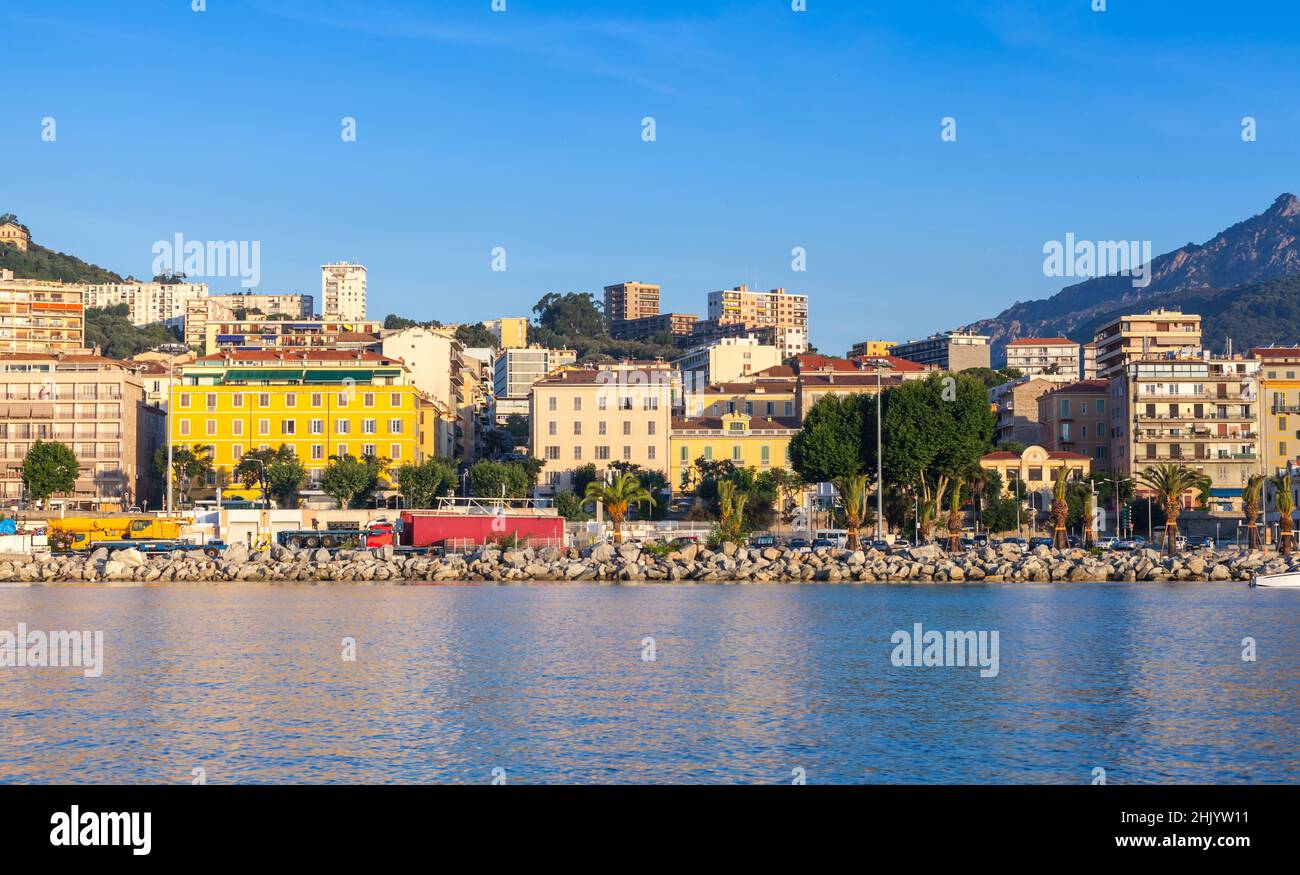 Hafen von Ajaccio, Blick auf das Meer. Korsika, französische Insel im Mittelmeer Stockfoto