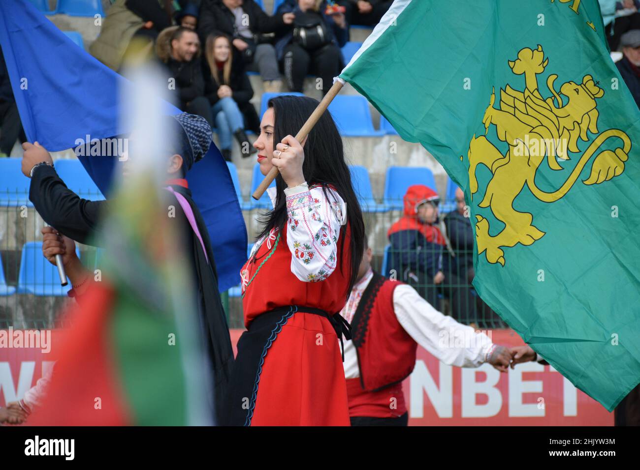 Mädchen worrier mit Löwenfahne auf bulgarischem Fest Stockfoto