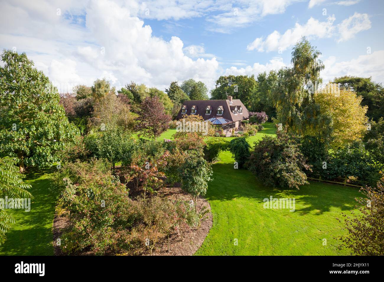 Burrough Green, Suffolk - Oktober 11 2016: Niedrige Luftaufnahme des traditionell aussehenden suffolk Landhauses in wunderschönen großen Gärten inklusive Stockfoto