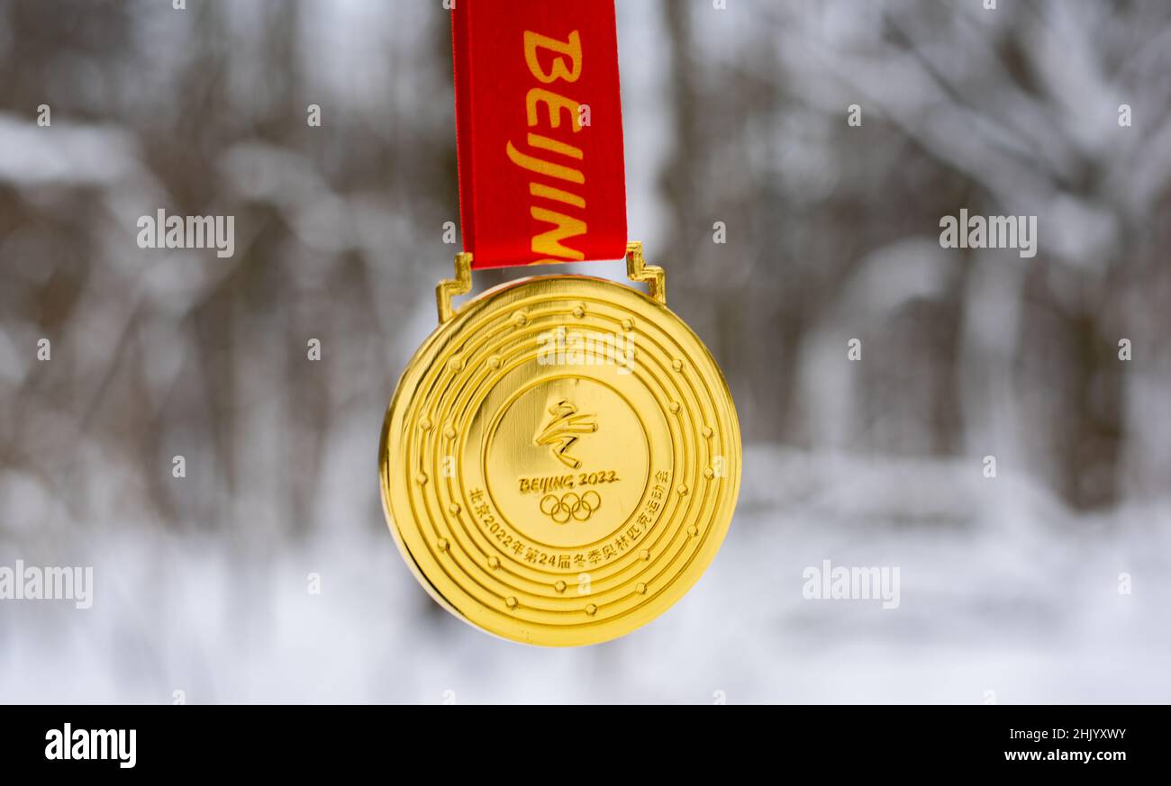 25. Januar 2022, Peking, China. Goldmedaille der XXIV. Olympischen Winterspiele im Schnee. Stockfoto