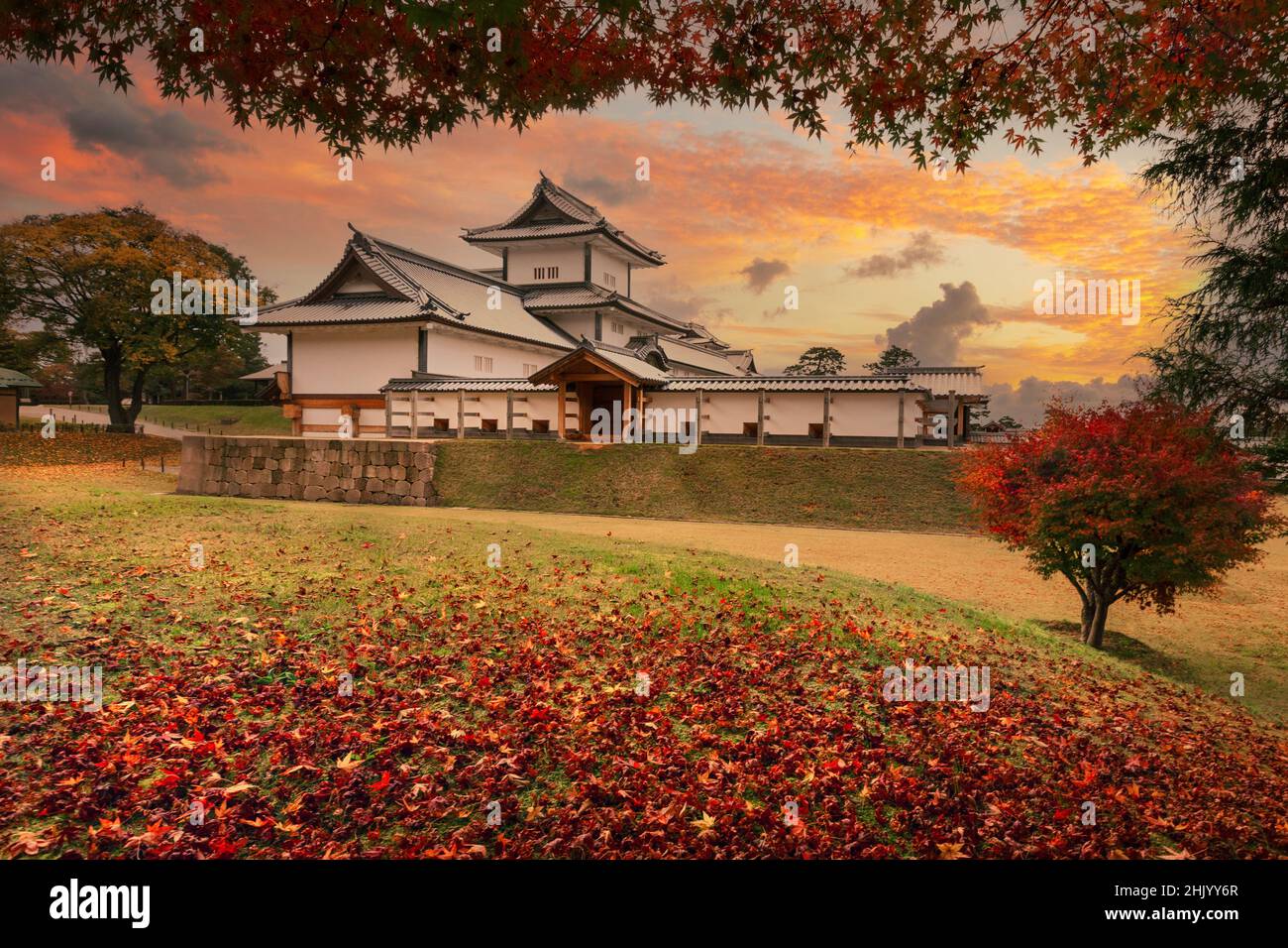 Herbstlandschaft des Kanazawa Schlossparks in Kanazawa, Japan Stockfoto