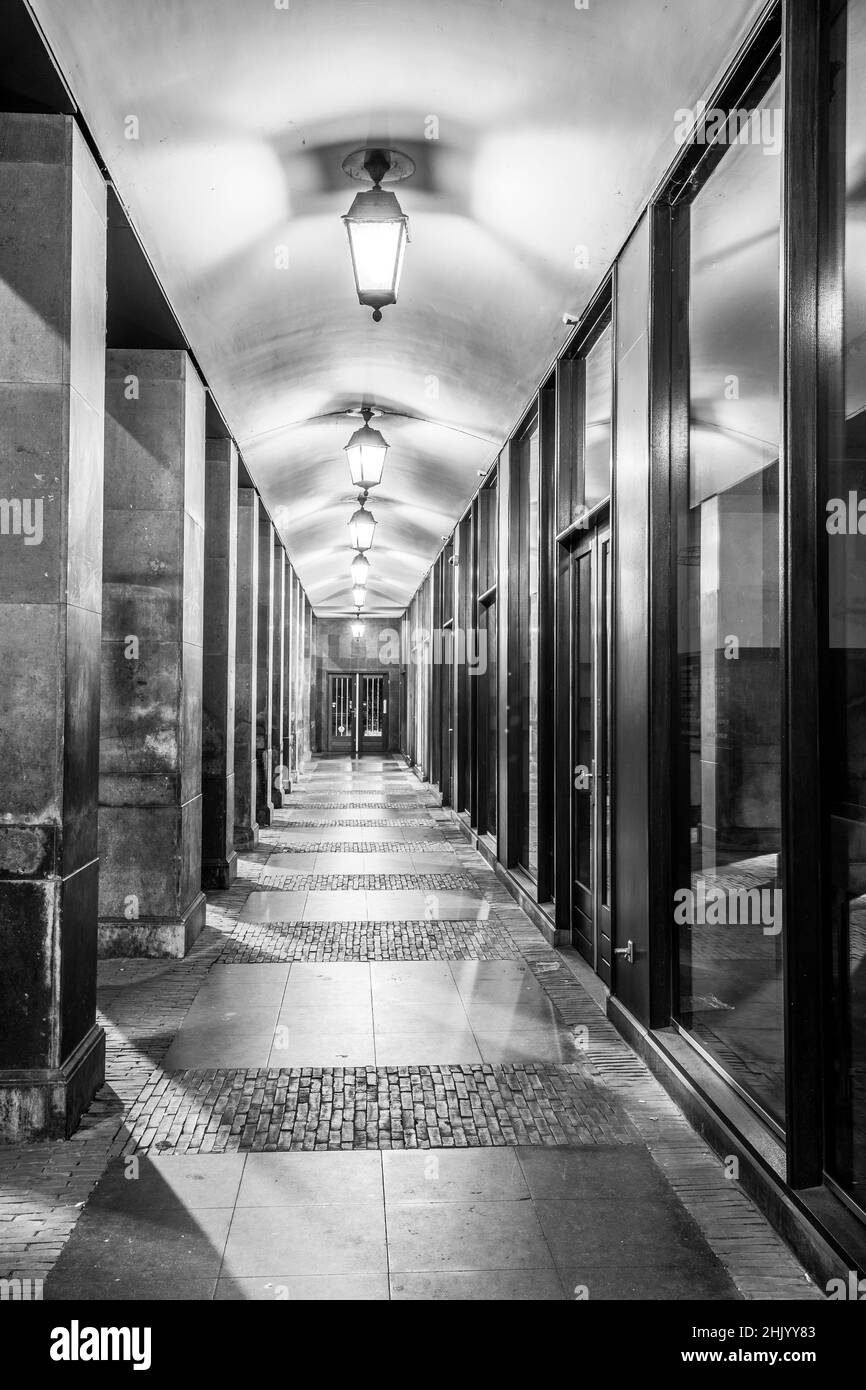 Schwarz-weiß Fahrradfahrer unter den Bögen des Rijksmuseum Amsterdam Holland Stockfoto