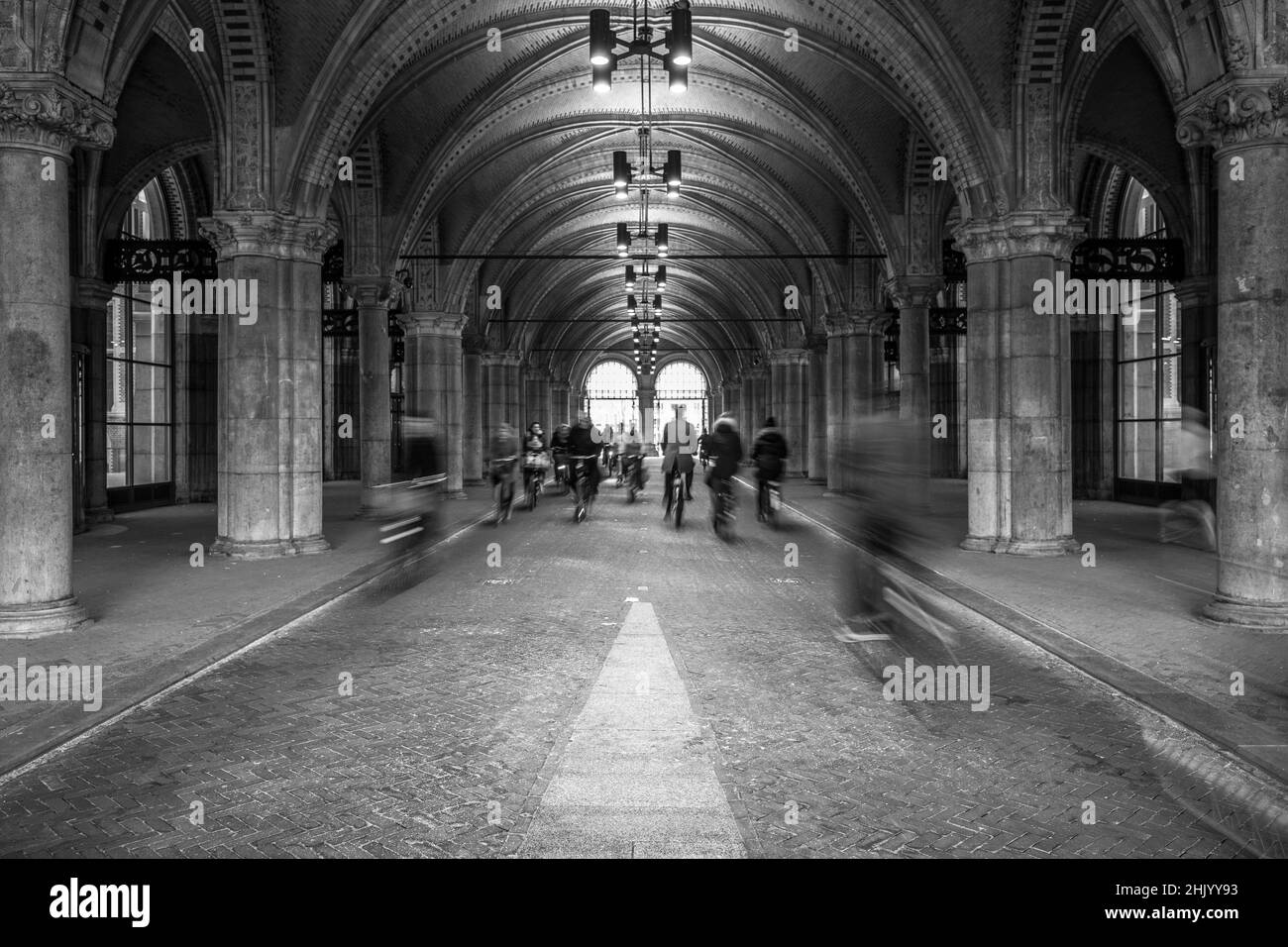 Schwarz-weiß Fahrradfahrer unter den Bögen des Rijksmuseum Amsterdam Holland Stockfoto
