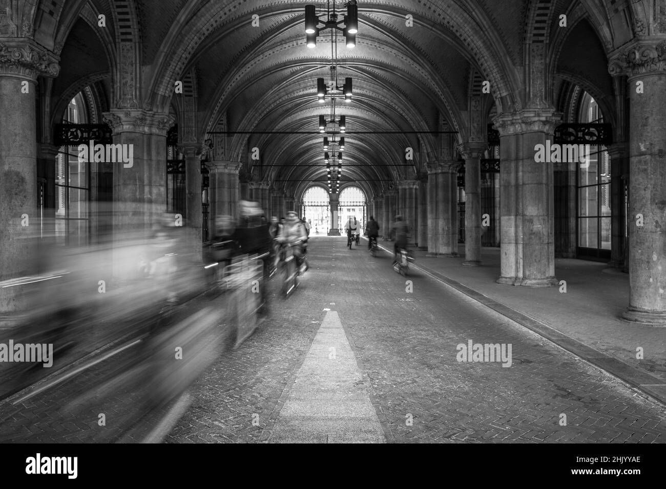 Schwarz-weiß Fahrradfahrer unter den Bögen des Rijksmuseum Amsterdam Holland Stockfoto