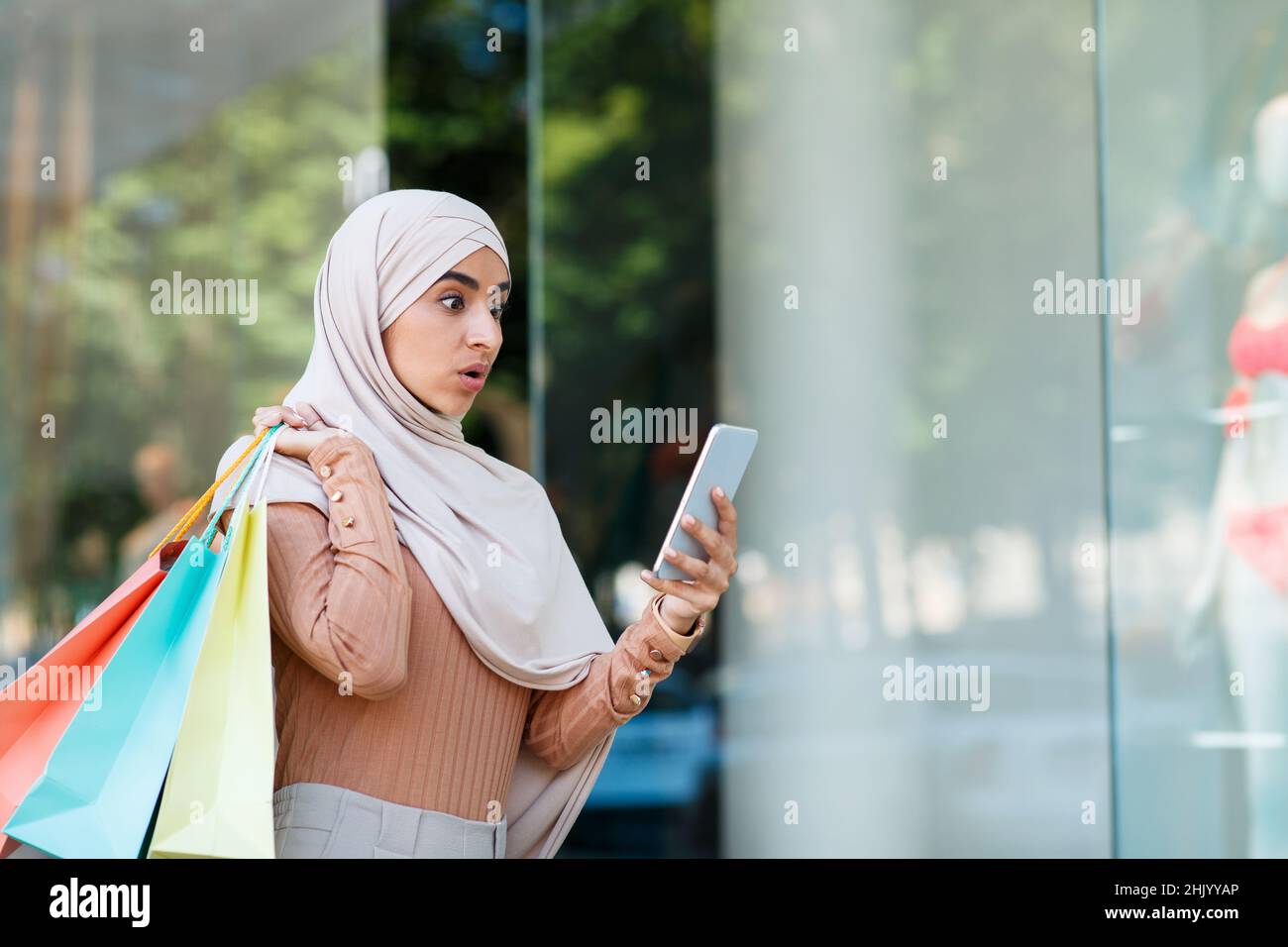 Riesige Rabatte, toller Verkauf, Nachricht in der App, Cashback für Käufer und Gerät für Shopaholic Stockfoto