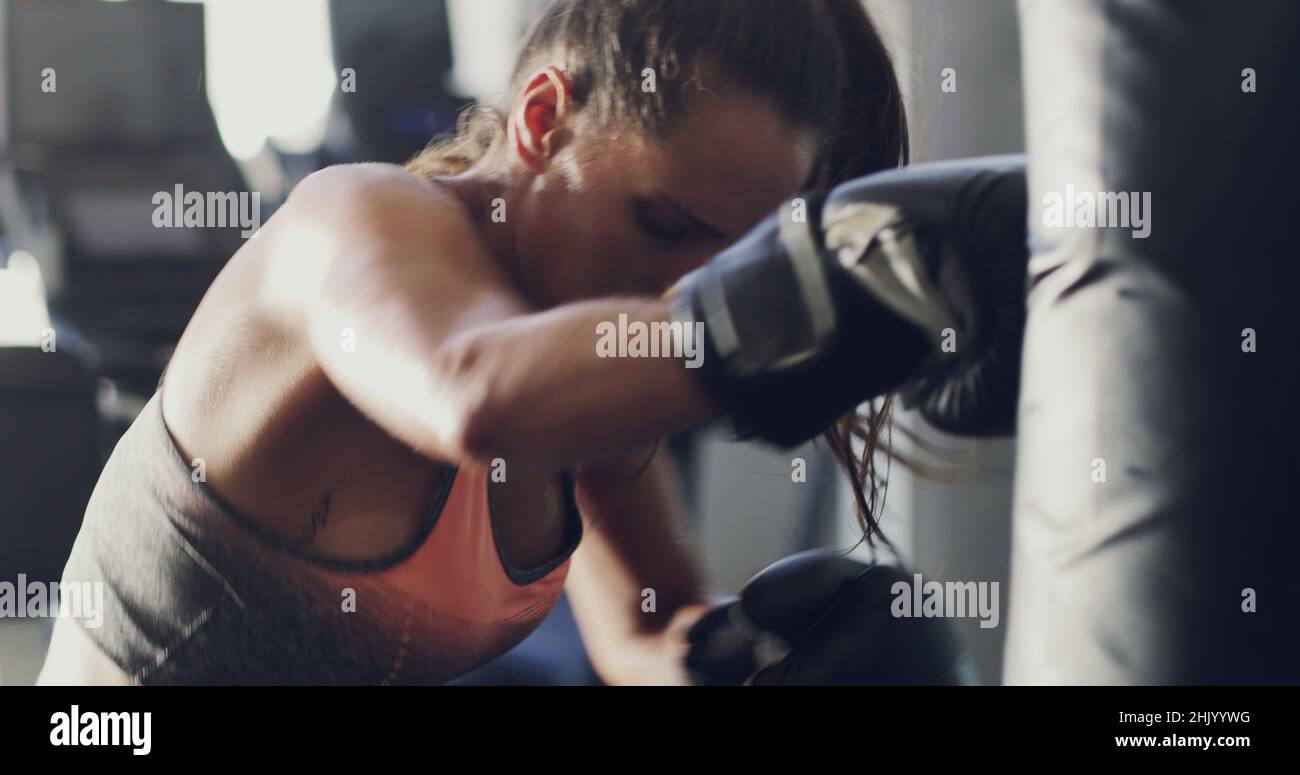 Stark im Finish. 4K Aufnahmen einer Frau, die im Fitnessstudio an ihrer Boxroutine arbeitet. Stockfoto