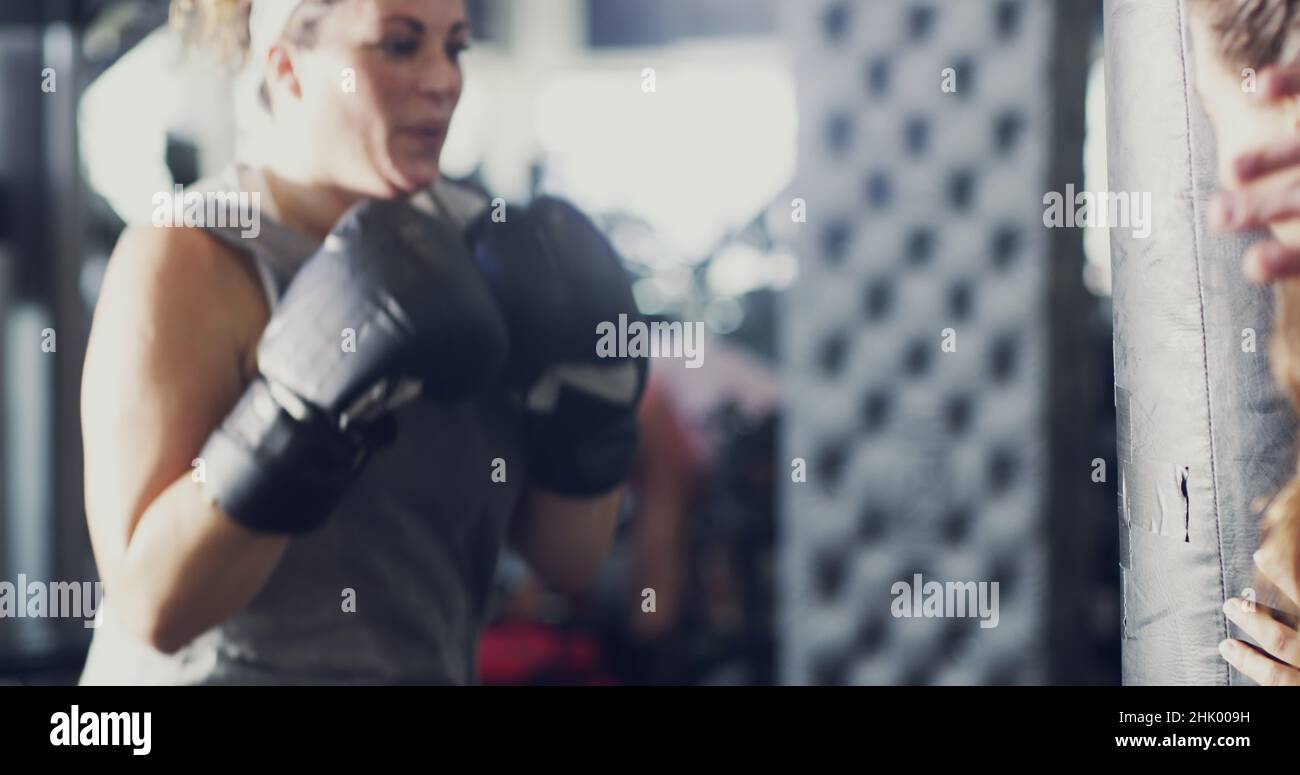 Mach dich bereit, Kalorien zu zerquetschen. 4K Aufnahmen einer Frau, die im Fitnessstudio an ihrer Boxroutine arbeitet. Stockfoto