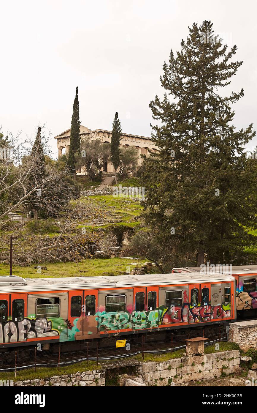 Tempel des hephaestus athen griechenland, U-Bahn-Zug passiert den Tempel in monastiraki Stockfoto