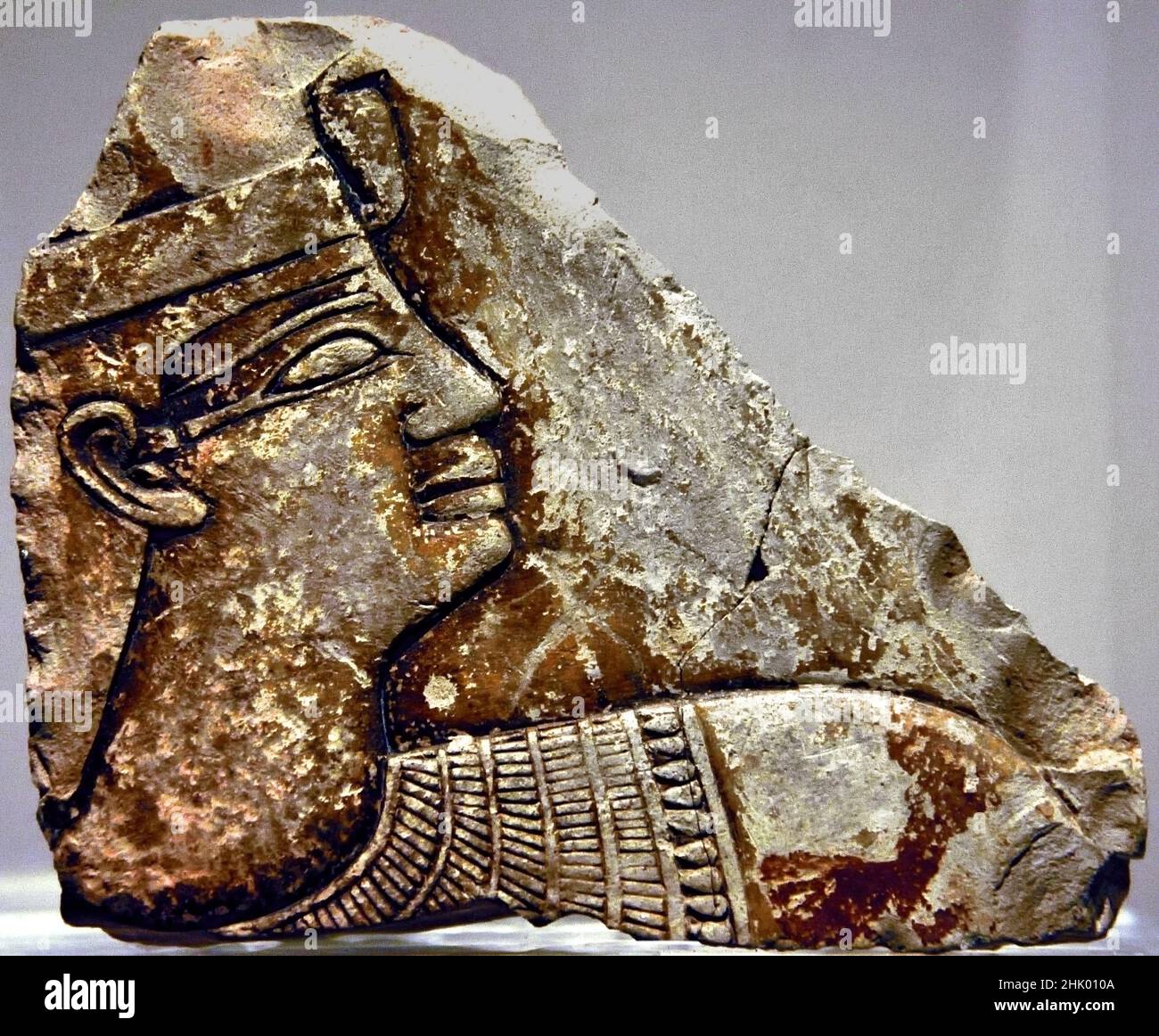 Relieffragment mit Köpfen der königlichen Figur aus der Kapelle von Montuhotep II, Mentuhotep II Kalkstein 11th Dynastie 1980 BC Gebelein 11th Dynastie Tempel. Ägypten (Museo Egizio di Torino Italien) Stockfoto