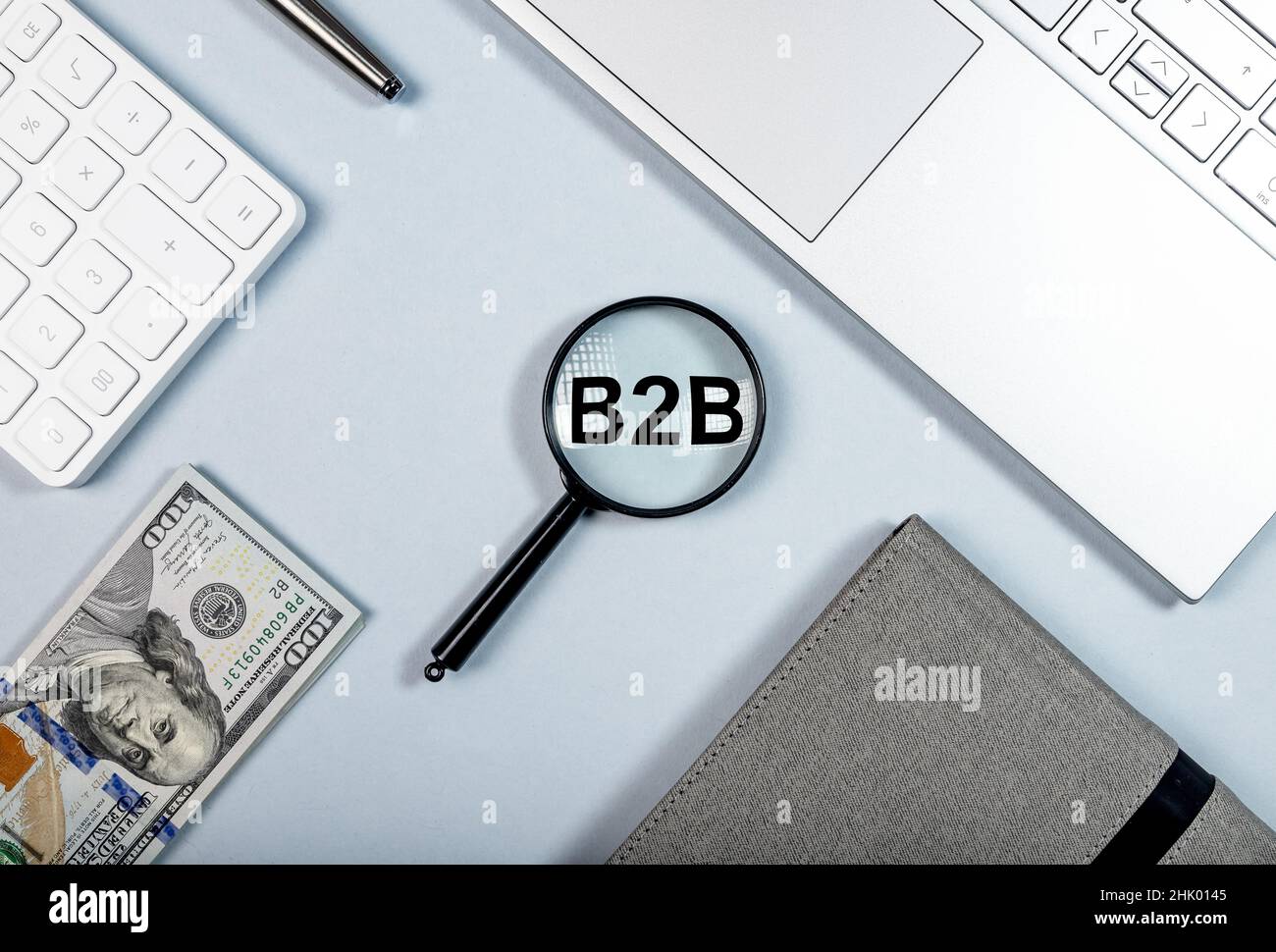 B2B, Business-to-Business-Konzept, Lupe. Hochwertige Fotos Stockfoto