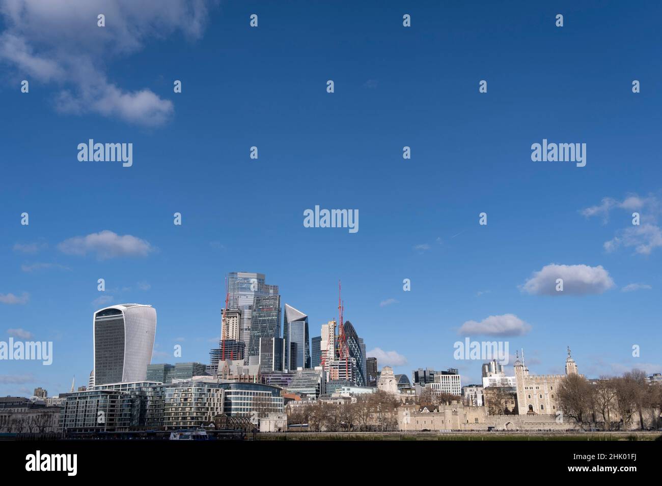 Ein Stadtbild der Stadt London von der Southbank aus, einen Tag bevor Premierminister Boris Johnson in die Ukraine fliegt. Inmitten der Spannungen zwischen der Ukraine und Russland droht die britische Regierung erneut mit Wirtschaftssanktionen gegen den russischen Präsidenten Putin-freundliche Oligarchen, die, so wird vermutet, am 31st. Januar 2022 in der englischen City of London ihr ‘schmutziges Geld’ waschen. Die Kampagnengruppe „Transparency International“ sagt, dass geschätzte £1,5bn von britischen Immobilien über die City of London, den Finanzbezirk der britischen Hauptstadt, mit verdächtigen Mitteln aus Russland ausgegeben wurden. Stockfoto