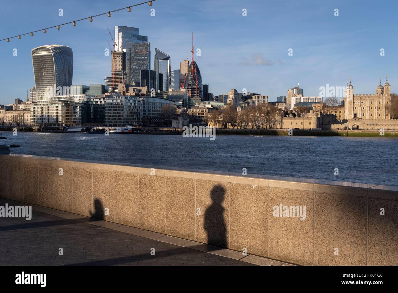 Ein Stadtbild der Stadt London von der Southbank aus, einen Tag bevor Premierminister Boris Johnson in die Ukraine fliegt. Inmitten der Spannungen zwischen der Ukraine und Russland droht die britische Regierung erneut mit Wirtschaftssanktionen gegen den russischen Präsidenten Putin-freundliche Oligarchen, die, so wird vermutet, am 31st. Januar 2022 in der englischen City of London ihr ‘schmutziges Geld’ waschen. Die Kampagnengruppe „Transparency International“ sagt, dass geschätzte £1,5bn von britischen Immobilien über die City of London, den Finanzbezirk der britischen Hauptstadt, mit verdächtigen Mitteln aus Russland ausgegeben wurden. Stockfoto