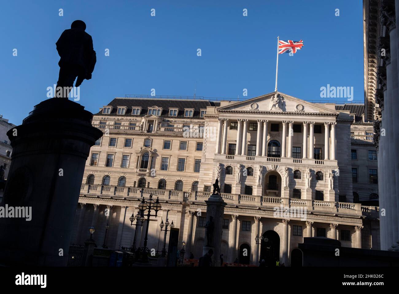 Ein Außenraum der Bank of England in der City of London, einen Tag bevor Premierminister Boris Johnson in die Ukraine fliegt. Inmitten der Spannungen zwischen der Ukraine und Russland droht die britische Regierung erneut mit Wirtschaftssanktionen gegen den russischen Präsidenten Putin-freundliche Oligarchen, die, so wird vermutet, am 31st. Januar 2022 in der englischen City of London ihr ‘schmutziges Geld’ waschen. Die Kampagnengruppe „Transparency International“ sagt, dass geschätzte £1,5bn von britischen Immobilien über die City of London, den Finanzbezirk der britischen Hauptstadt, mit verdächtigen Mitteln aus Russland ausgegeben wurden. Stockfoto