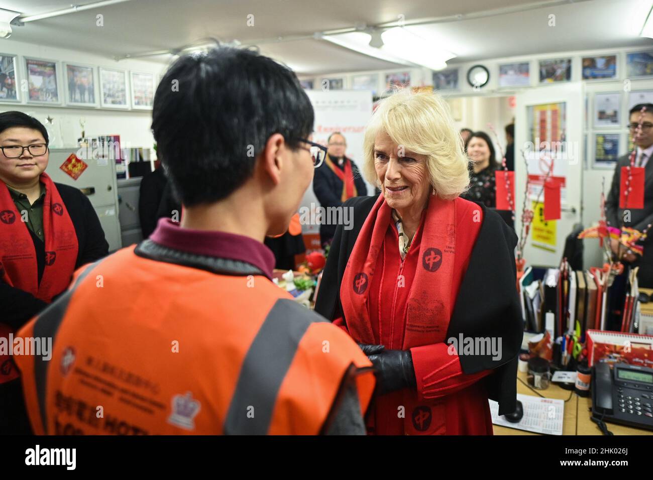 Die Herzogin von Cornwall trifft sich mit Freiwilligen des chinesischen Informations- und Beratungszentrums während eines Besuchs des Prinzen von Wales in Chinatown, London, um das Mondneujahr zu feiern. Bilddatum: Dienstag, 1. Februar 2022. Stockfoto