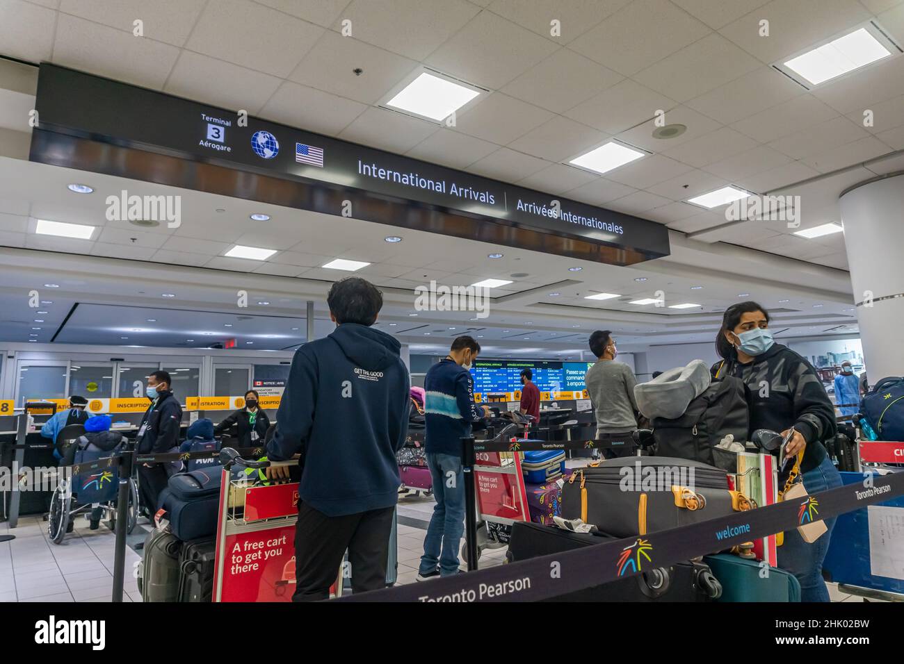 13 Jan 2022 - Lester Pearson Airport, Toronto, Kanada: Ankommende Passagiere stehen für obligatorische Schnelltests 19 an Stockfoto