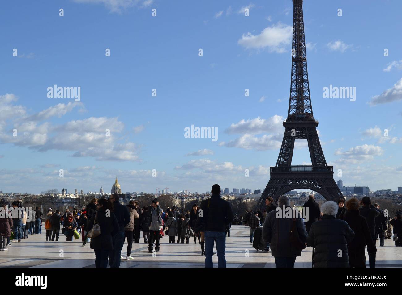 19.12.2012. Paris. Frankreich. Überfüllter Tourist im berühmten Eiffelturm. Eiffelturm in Frankreich mit vielen Touristen. Stockfoto