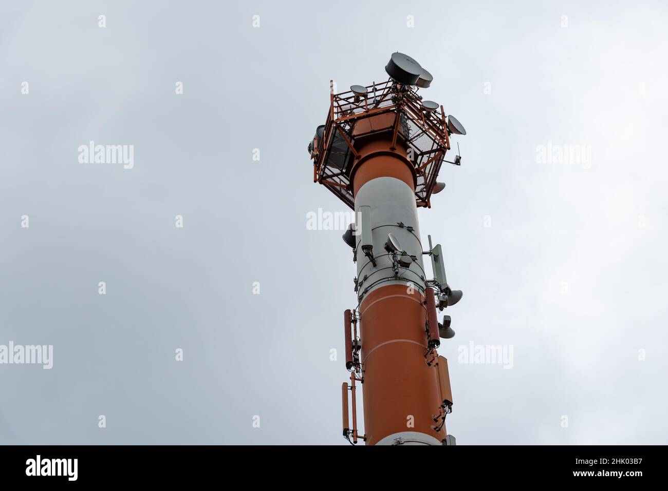 Leuven, Flämisch-Brabant-Region, Belgien - 01 29 2022: Telekommunikationsantenne mit Satteliten für Funktelefone Stockfoto