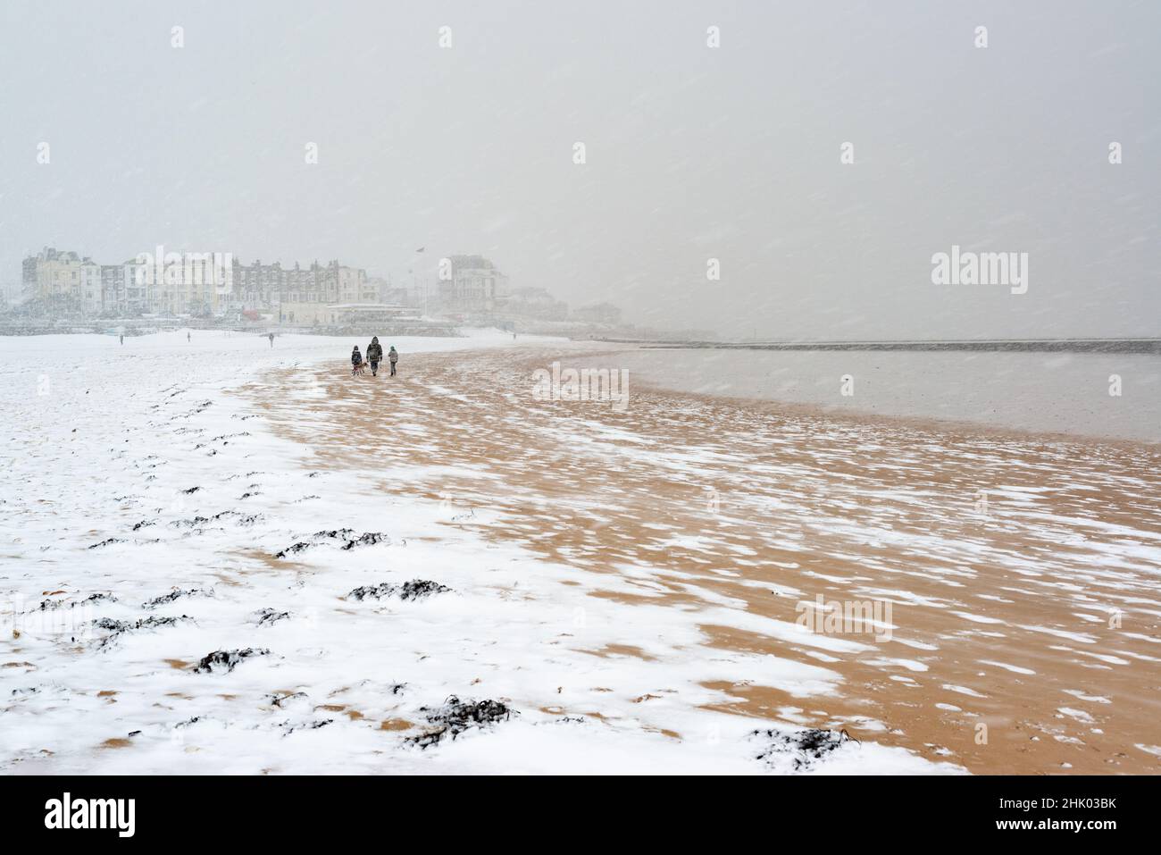 Wandern auf Margate Main Sands im Schnee, Margate, Kent Stockfoto