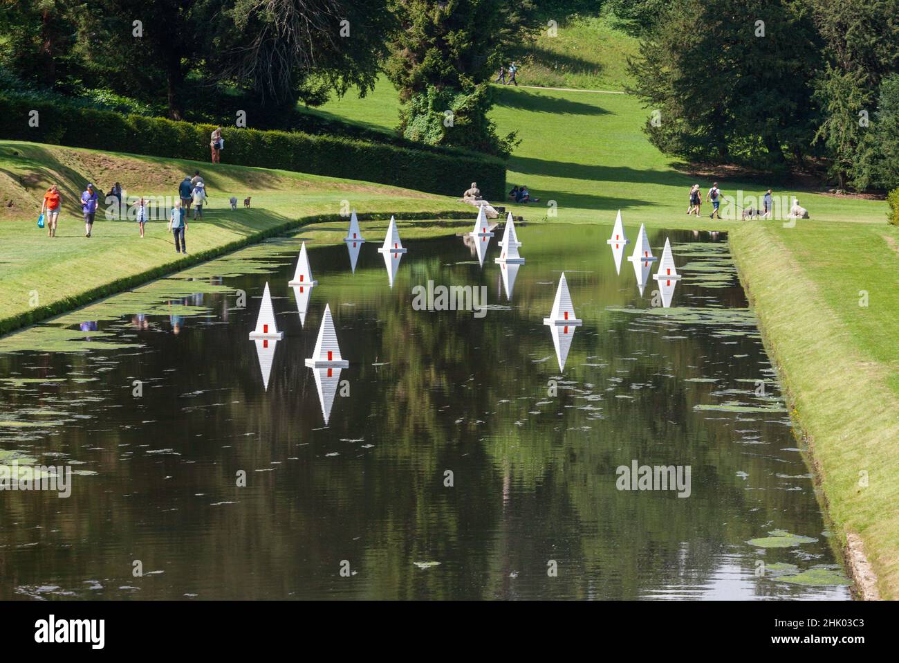 Drifted - Teil der Ausstellung „These Passing Things“ für zeitgenössische Kunst im Studley Royal Water Garden Stockfoto