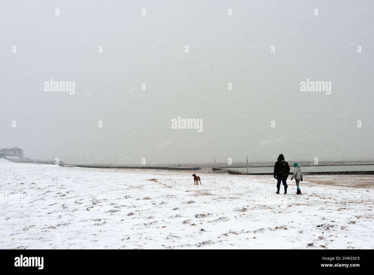 Wandern auf Margate Main Sands im Schnee, Margate, Kent Stockfoto